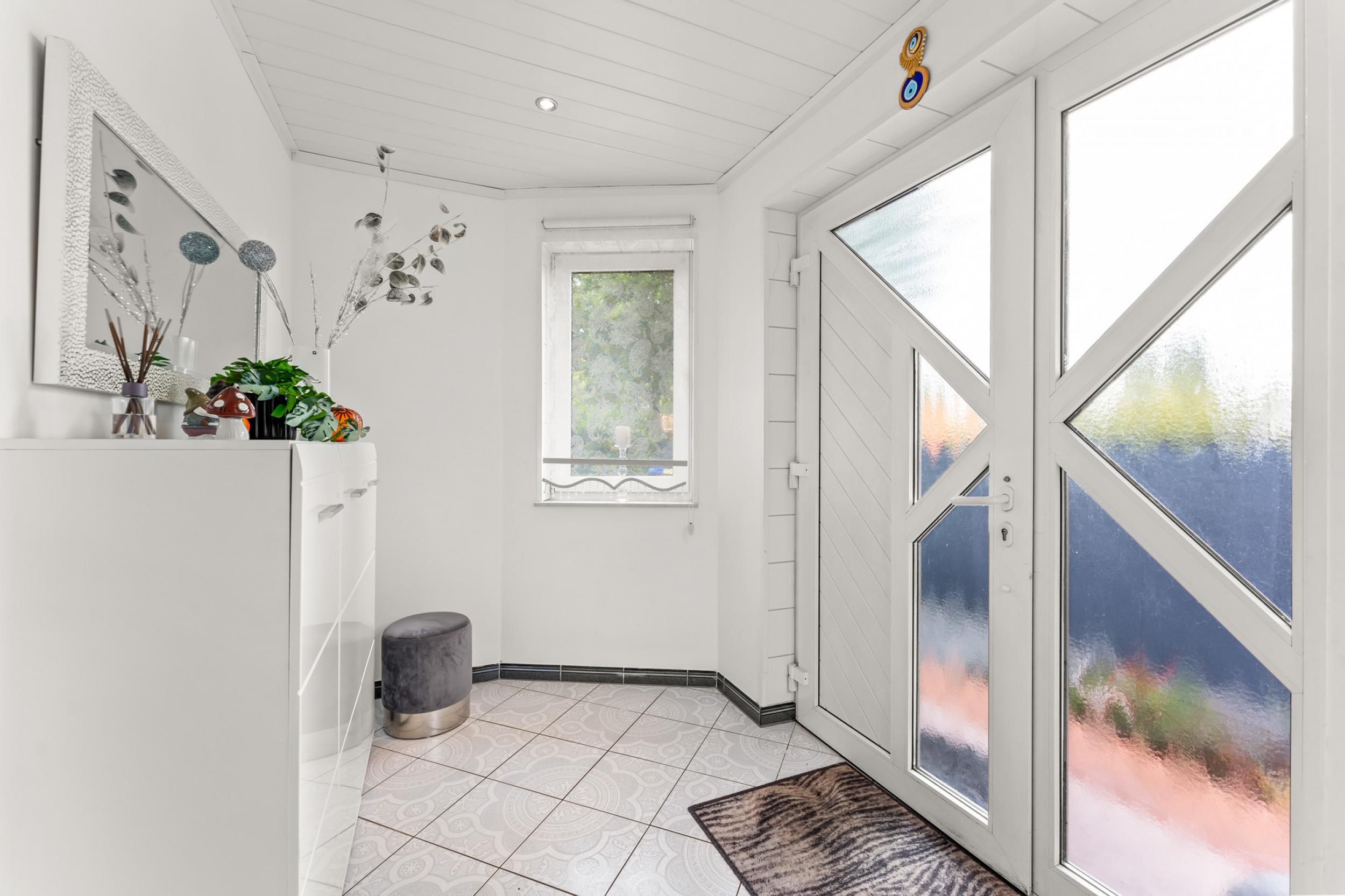 Surheide - Zweifamilienhaus als Mehrgenerationshaus oder Kapitalanlage - Windfang