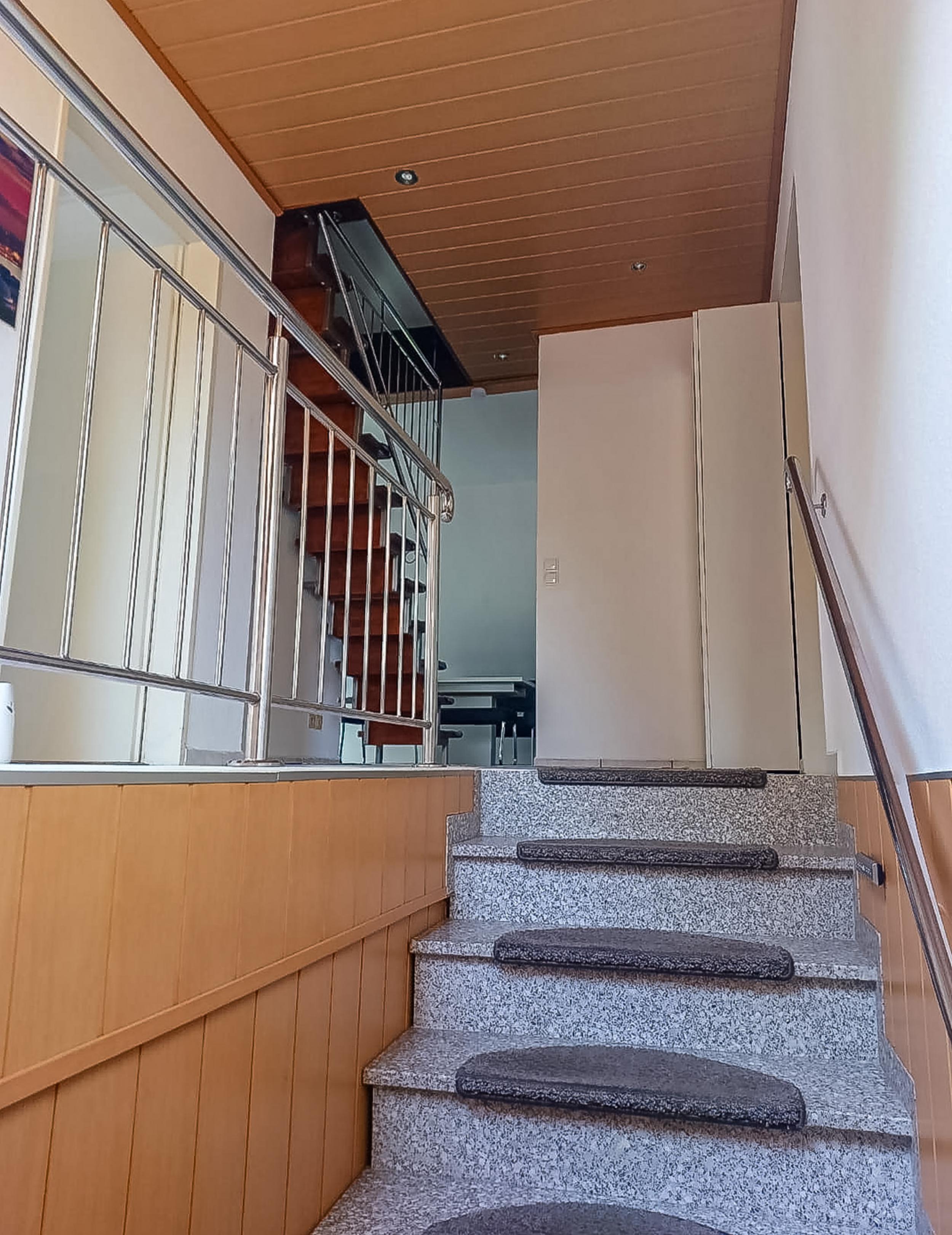 Surheide - Zweifamilienhaus als Mehrgenerationshaus oder Kapitalanlage - Treppenaufgang Dachgeschoss