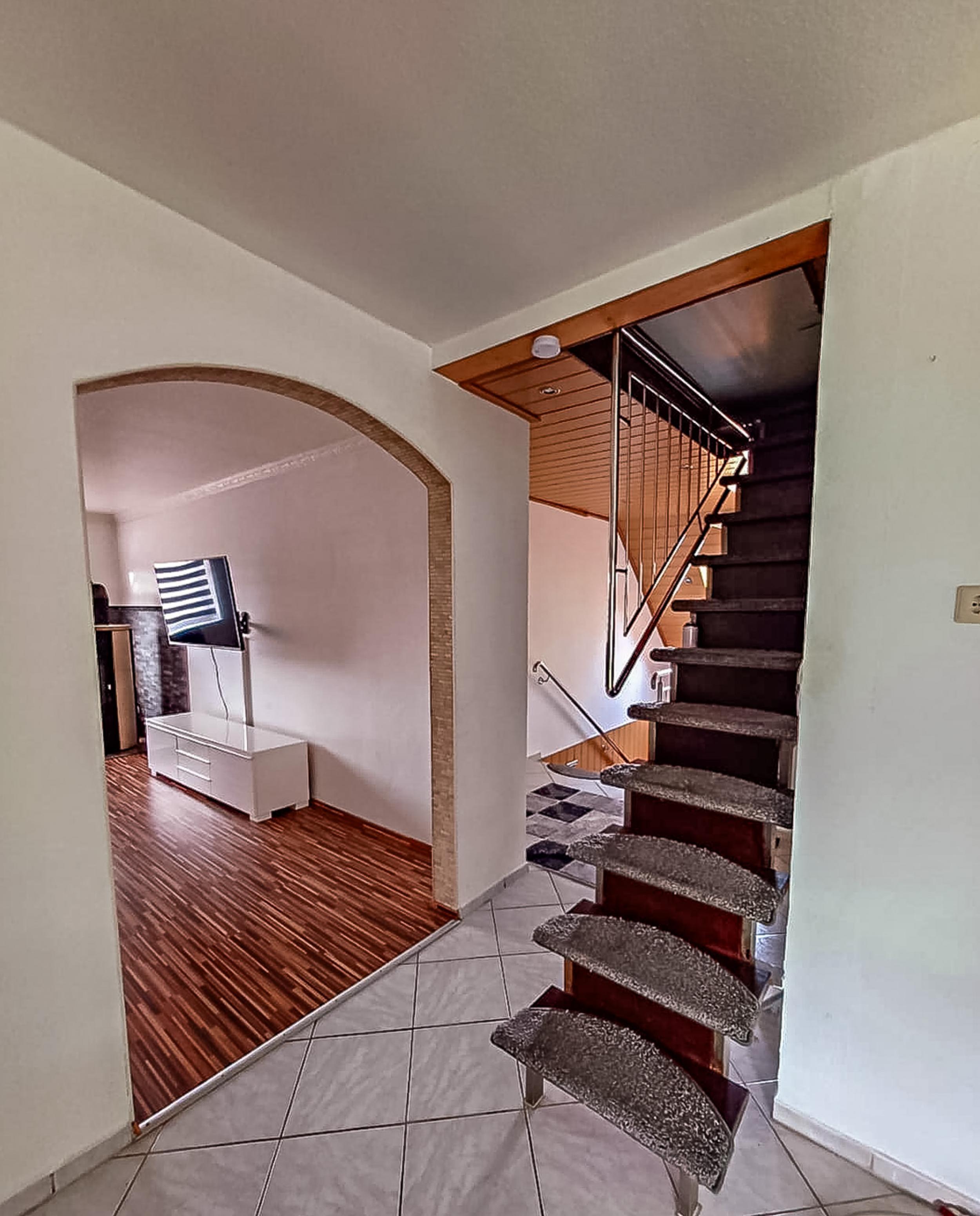 Surheide - Zweifamilienhaus als Mehrgenerationshaus oder Kapitalanlage - Zugang zum ausgebautem Spitzboden