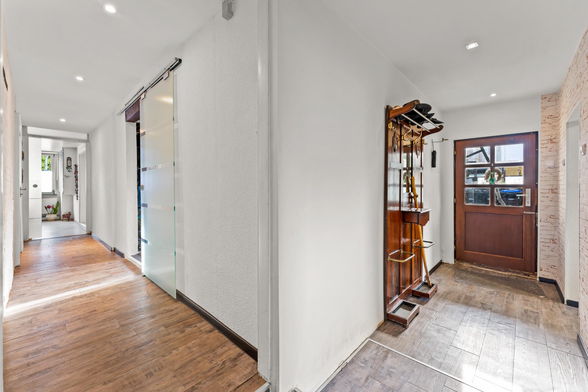 Eckernfeld - Modernisiertes Einfamilienhaus in beliebter Lage - Flur Erdgeschoss