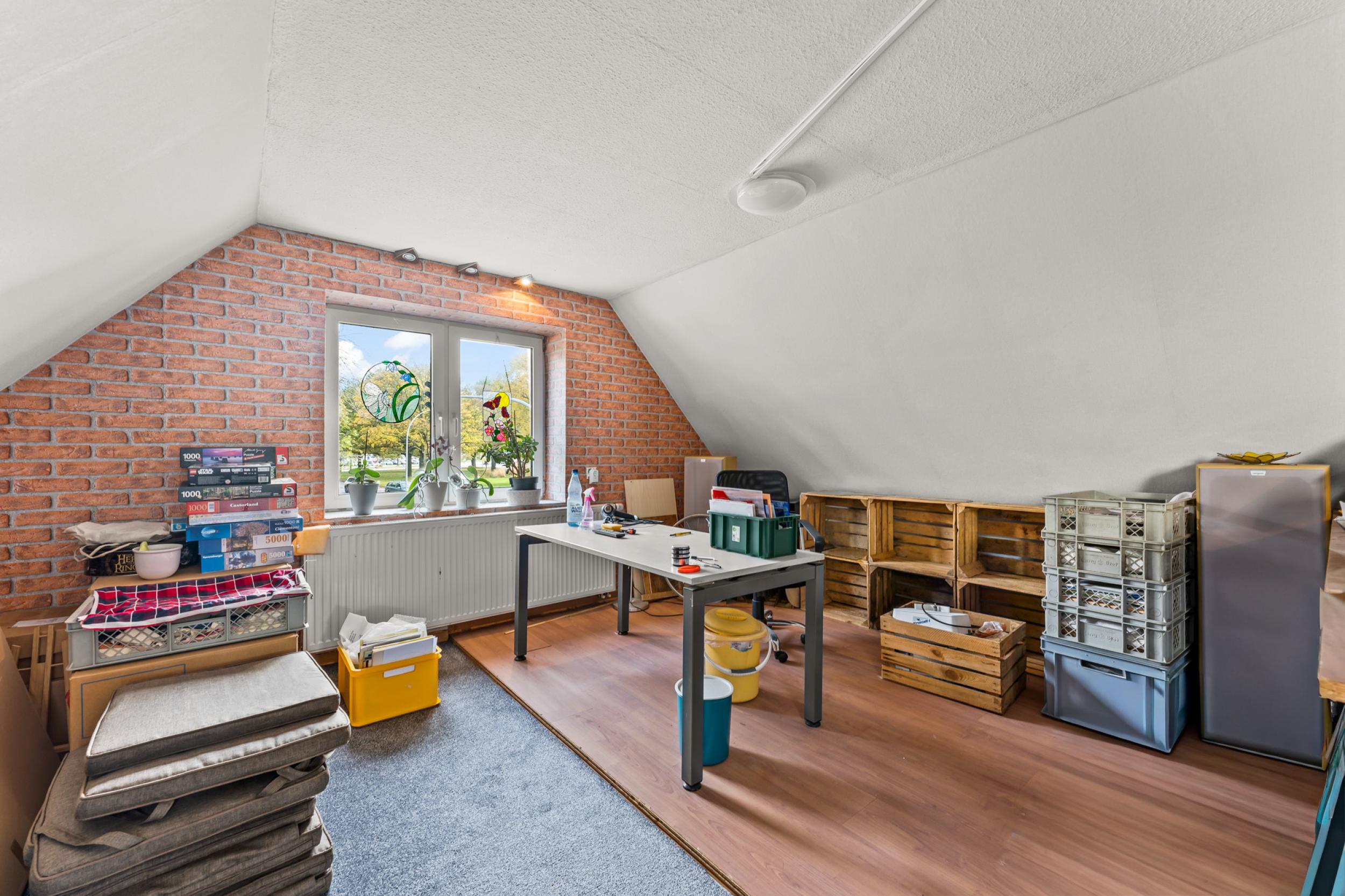 Eckernfeld - Modernisiertes Einfamilienhaus in beliebter Lage - Büro/Schlafzimmer Dachgeschoss