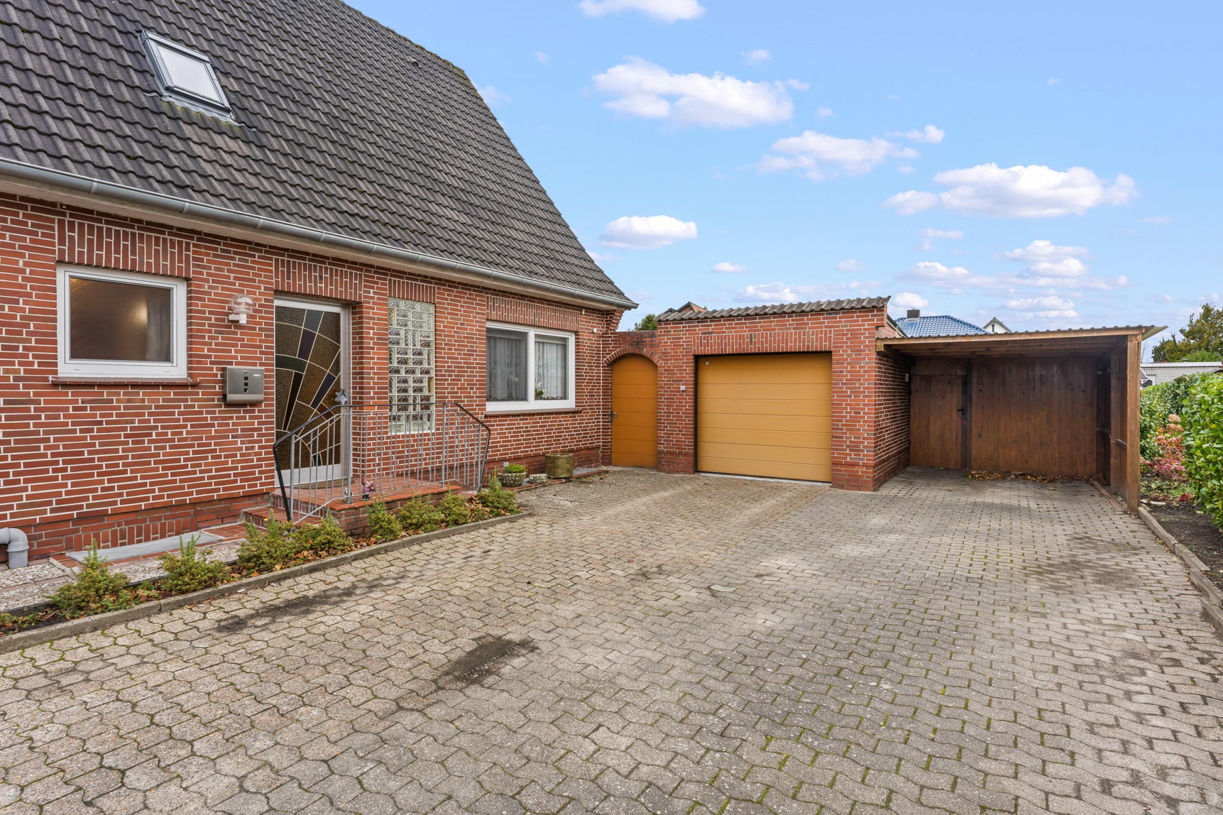 Otterndorf - Ein- bis Zweifamilienhaus in der Nähe der Elbemündung - Seitenansicht/Eingangsbereich