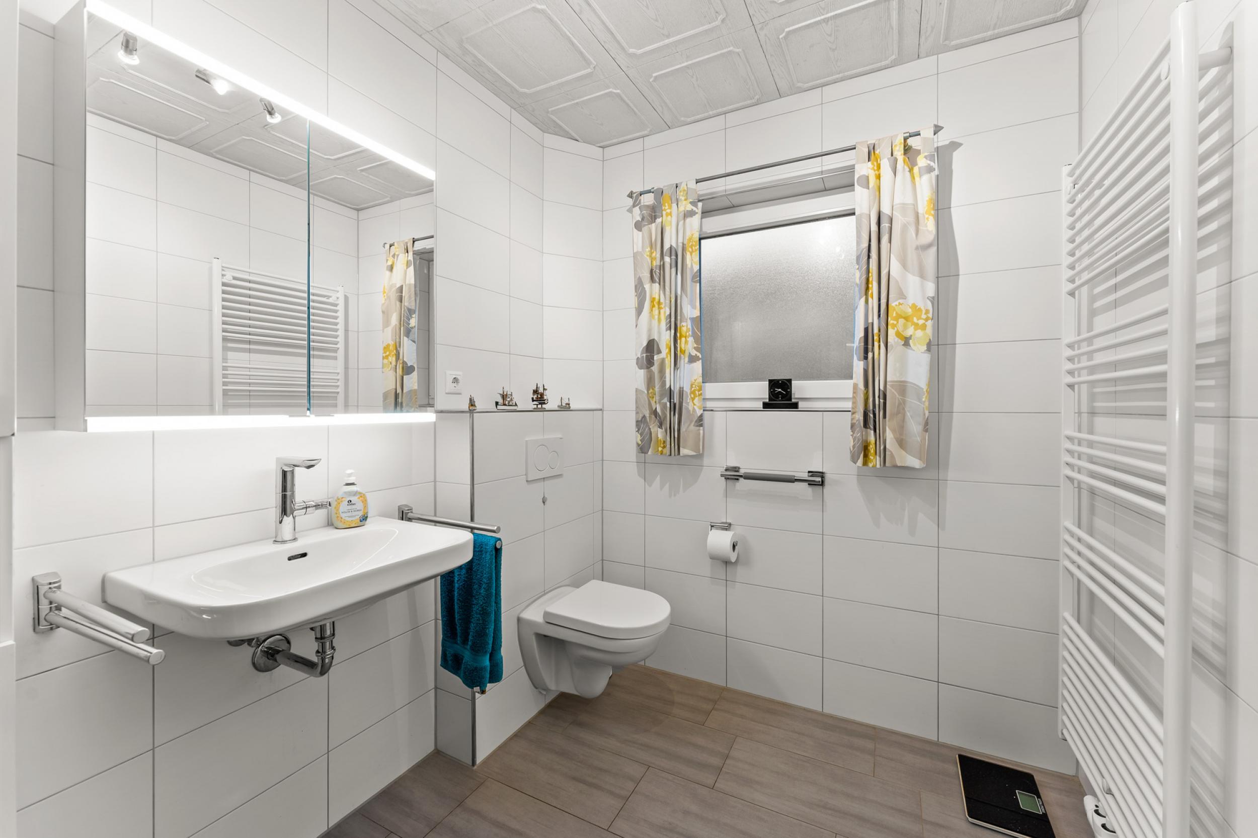 Otterndorf - Ein- bis Zweifamilienhaus in der Nähe der Elbemündung - Duschbad Erdgeschoss