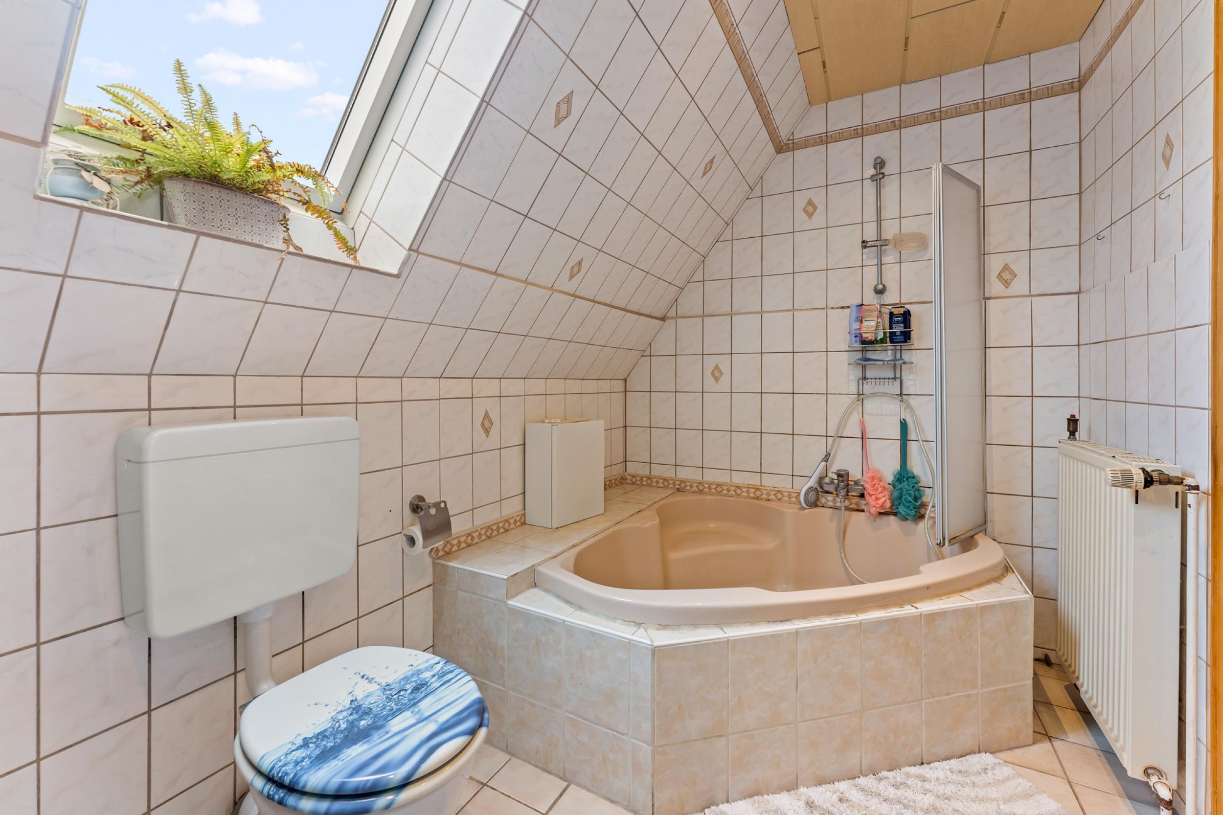 Otterndorf - Ein- bis Zweifamilienhaus in der Nähe der Elbemündung - Badezimmer Dachgeschoss