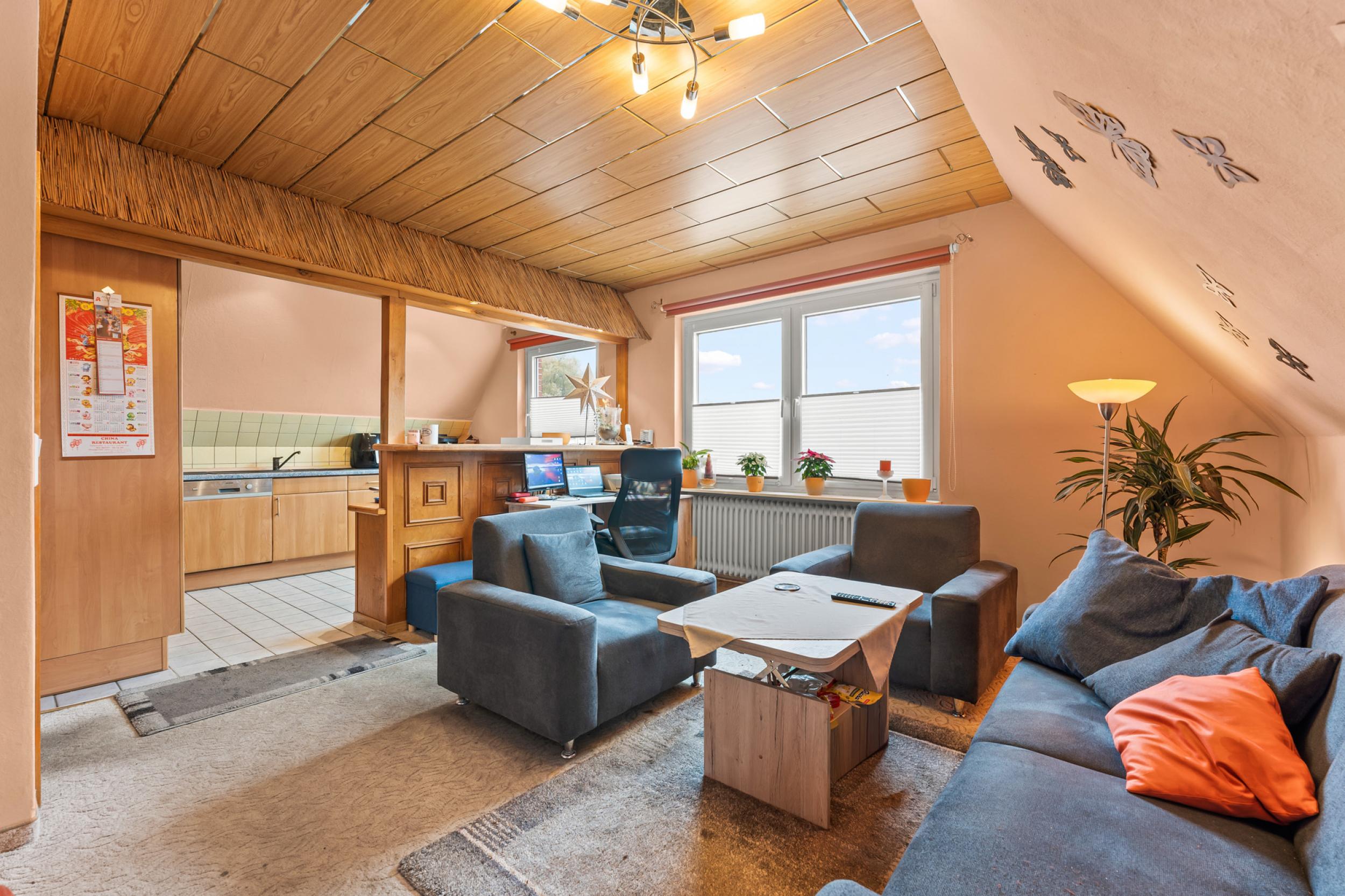 Otterndorf - Ein- bis Zweifamilienhaus in der Nähe der Elbemündung - Wohnzimmer/offener Küchenbereich 