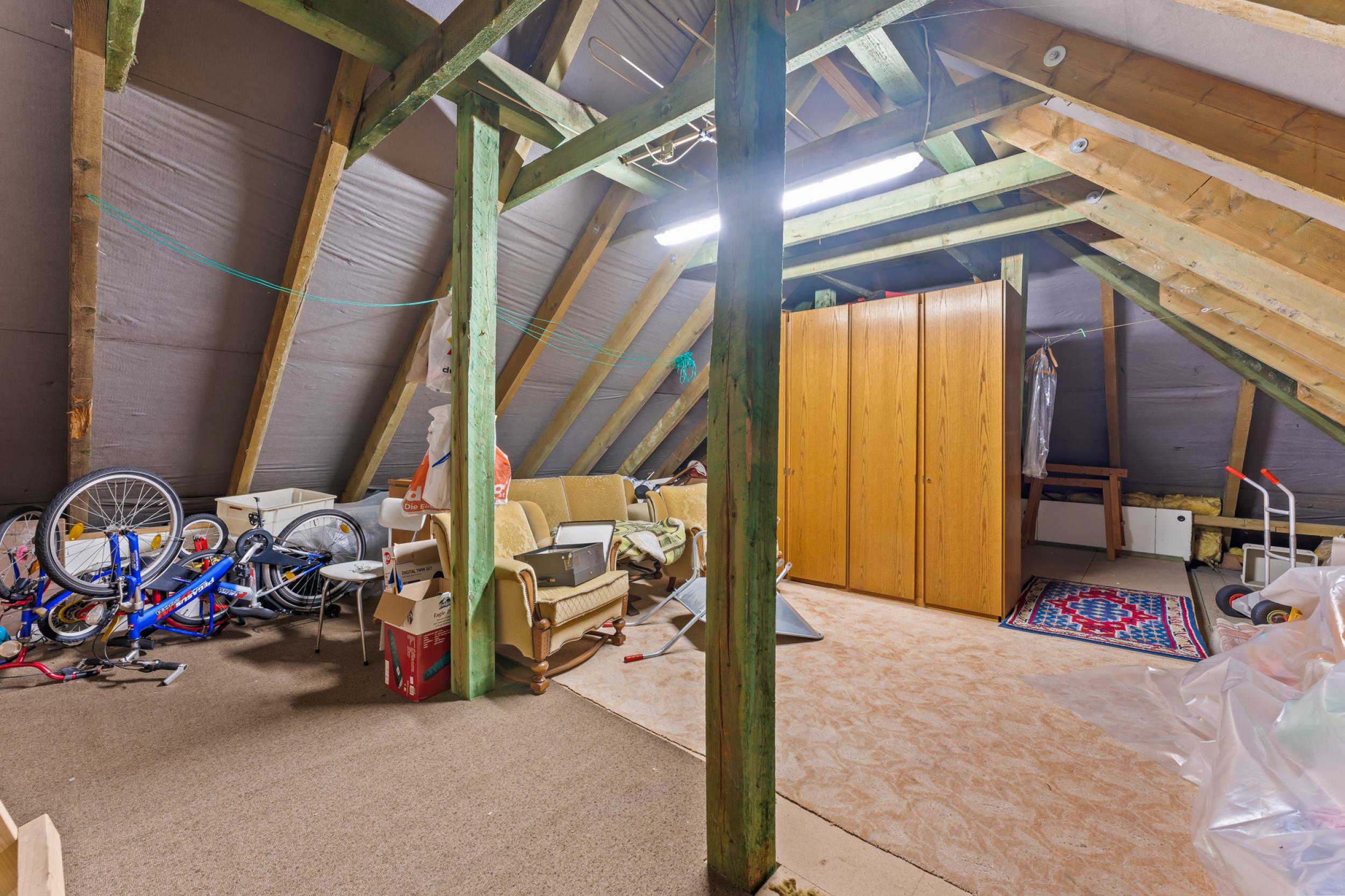 Bokel - Repräsentativer Winkelbungalow in ruhiger Wohnlage – ein Zuhause zum Wohlfühlen - Dachboden