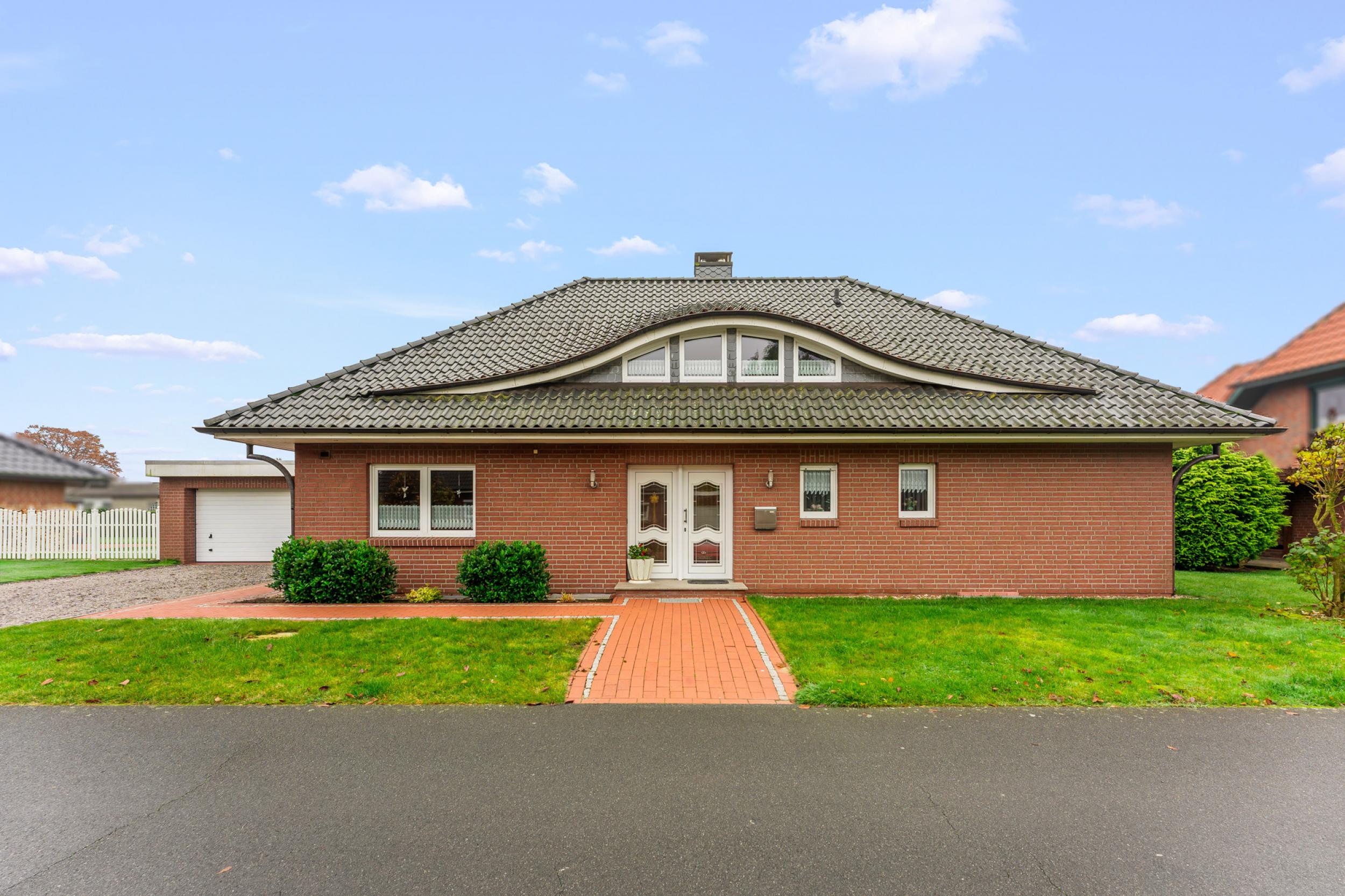 Bokel - Repräsentativer Winkelbungalow in ruhiger Wohnlage – ein Zuhause zum Wohlfühlen - Frontansicht