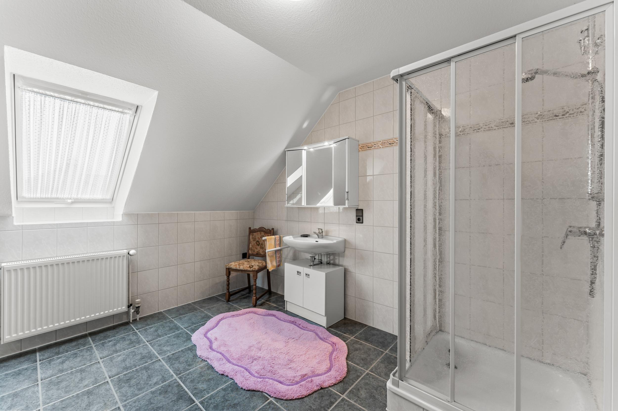 Bokel - Repräsentativer Winkelbungalow in ruhiger Wohnlage – ein Zuhause zum Wohlfühlen - Duschbad Dachgeschoss