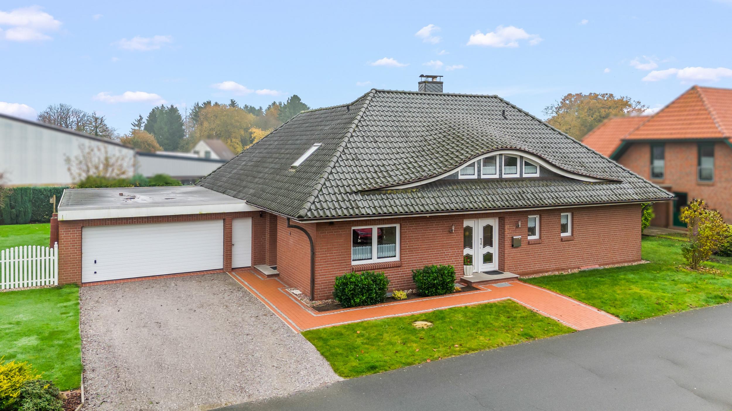 Bokel - Repräsentativer Winkelbungalow in ruhiger Wohnlage – ein Zuhause zum Wohlfühlen - Frontansicht