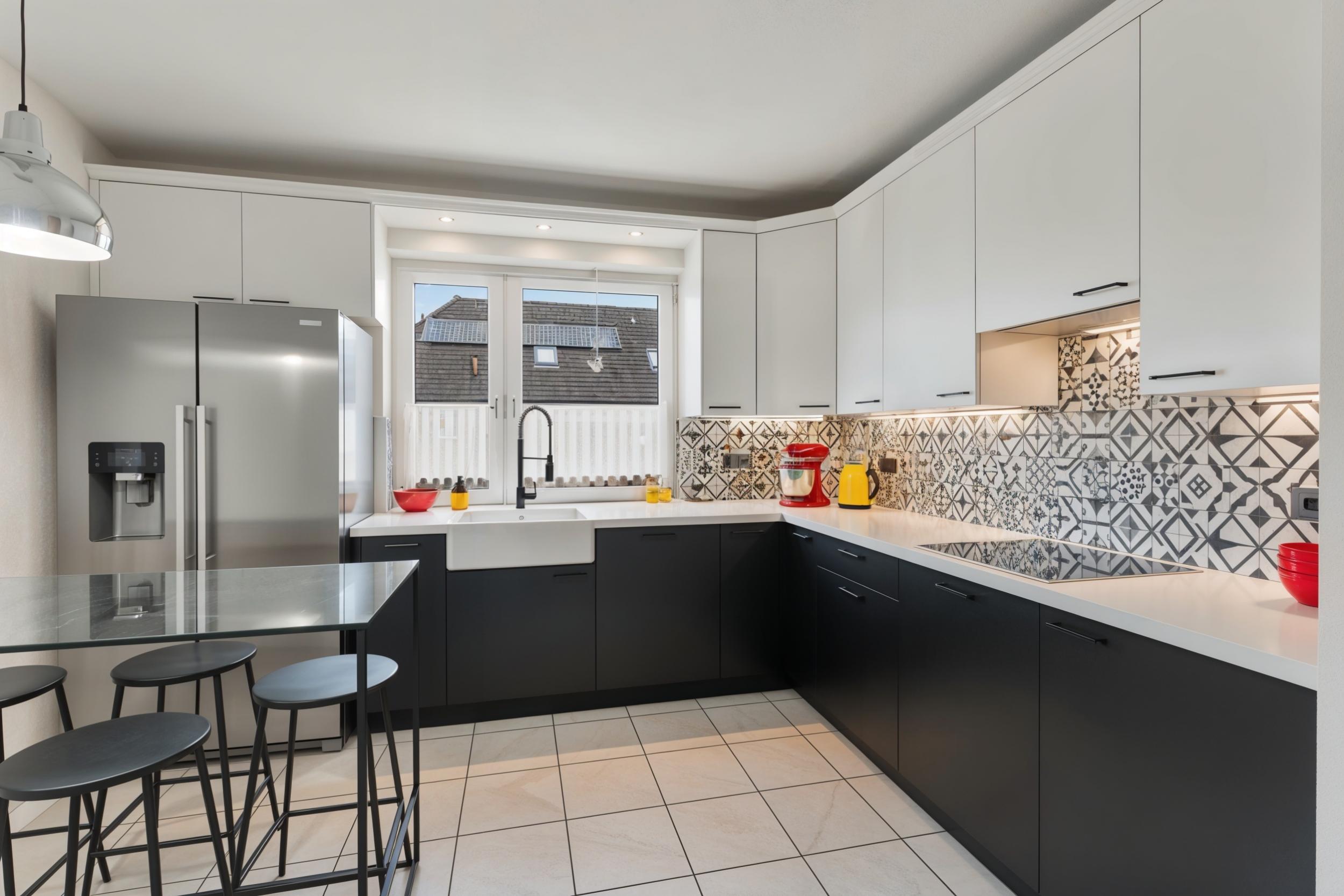 Bokel - Repräsentativer Winkelbungalow in ruhiger Wohnlage – ein Zuhause zum Wohlfühlen - Einbauküche - gestagt