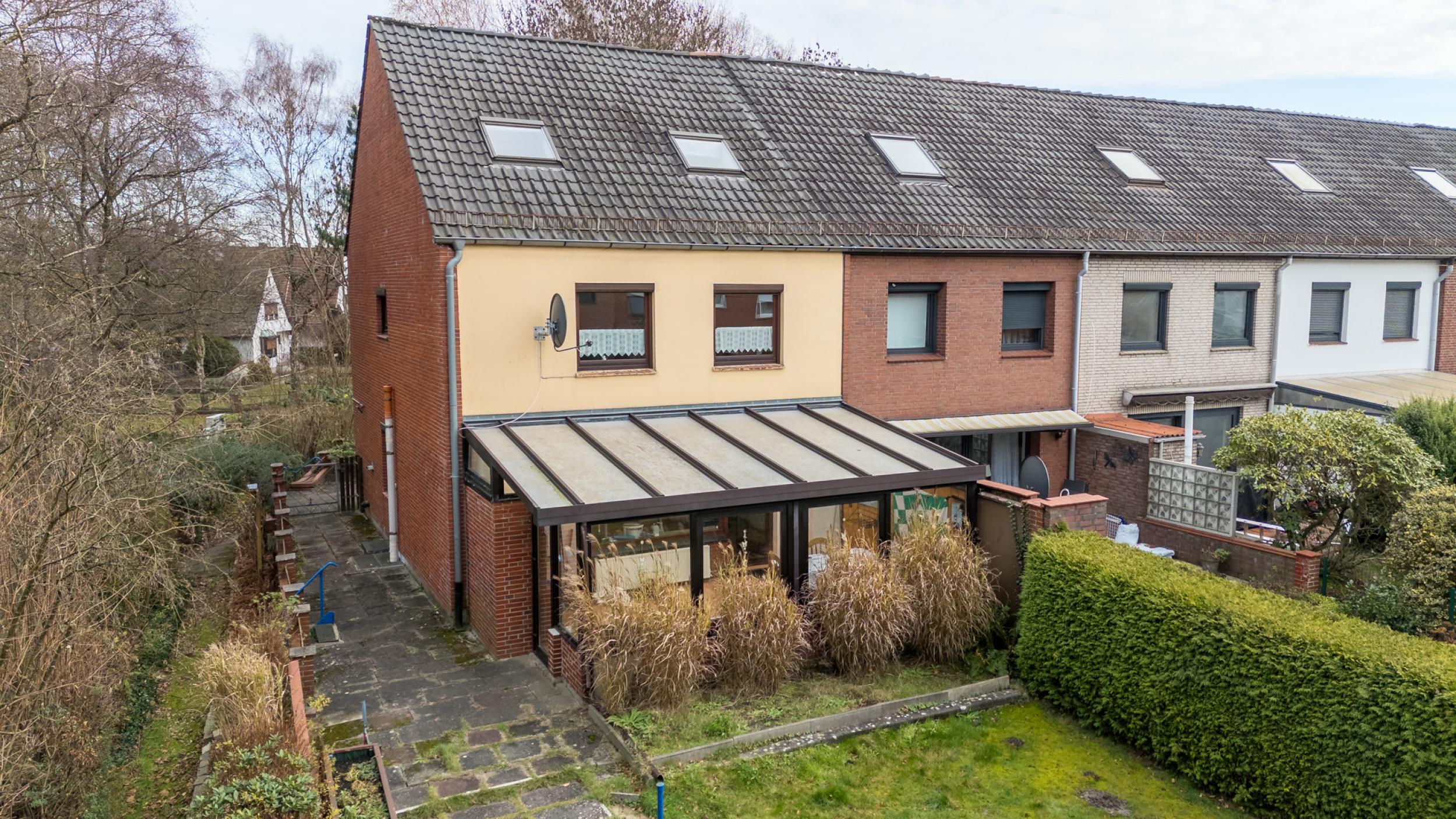 Burglesum - Familienfreundliches Reihenendhaus in bevorzugter Lage - Drohnenaufnahme