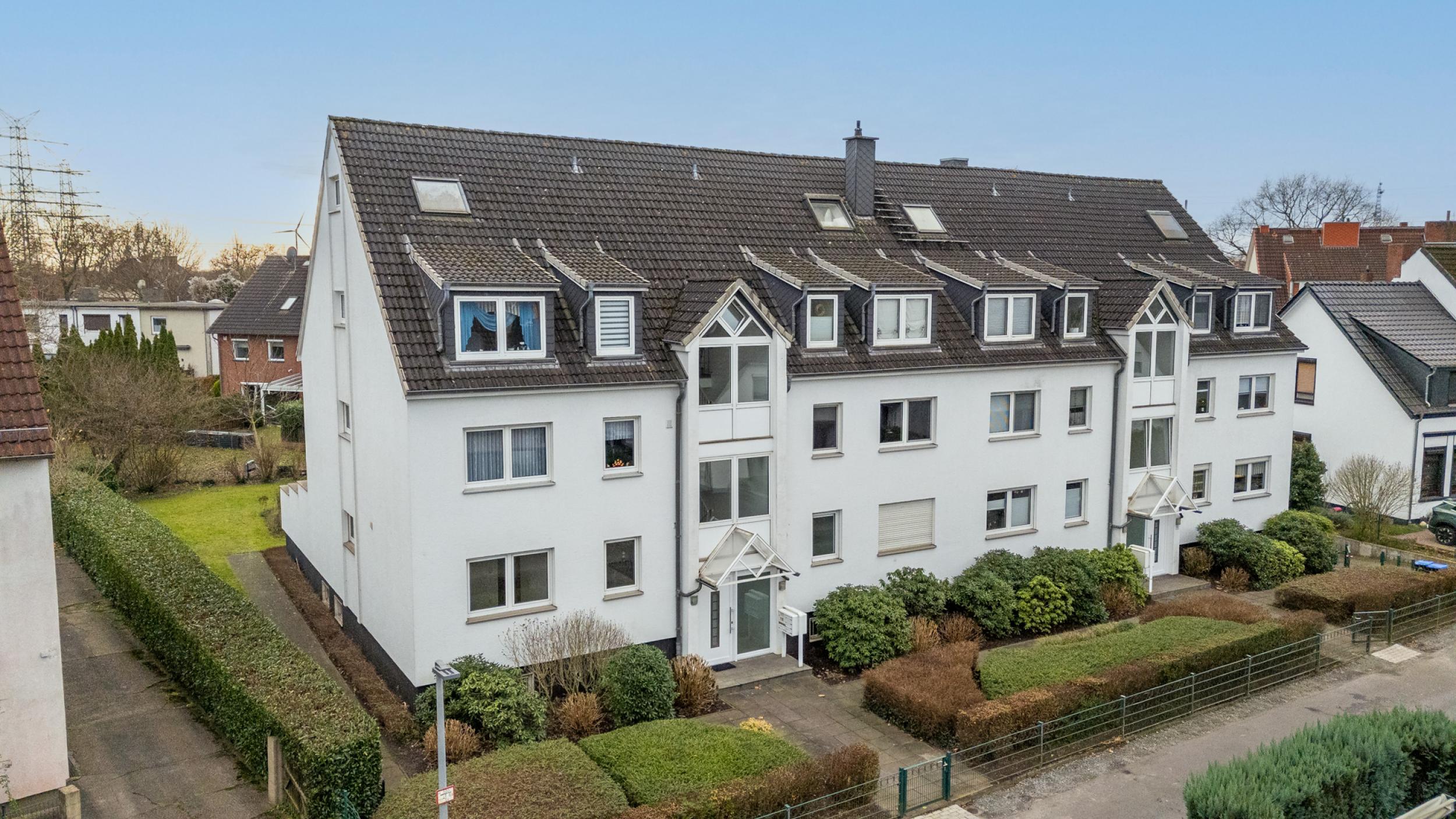 Burglesum - Attraktive Hochparterrewohnung mit großer Sonnenterrasse - Drohnenaufnahme