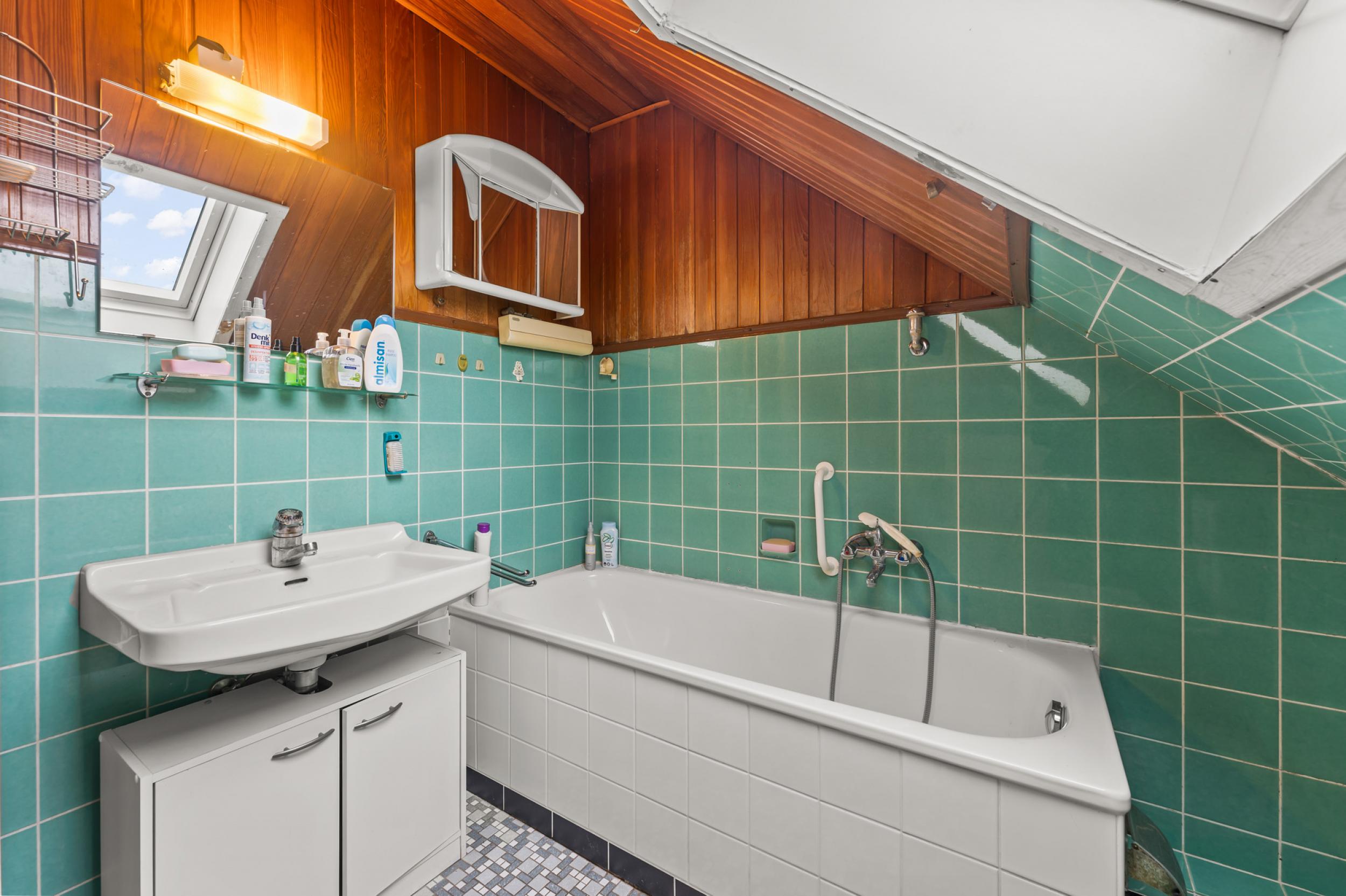 Langen - Sanierungsbedürftiges Reihenmittelhaus in beliebter ruhiger Lage - Badezimmer Dachgeschoss