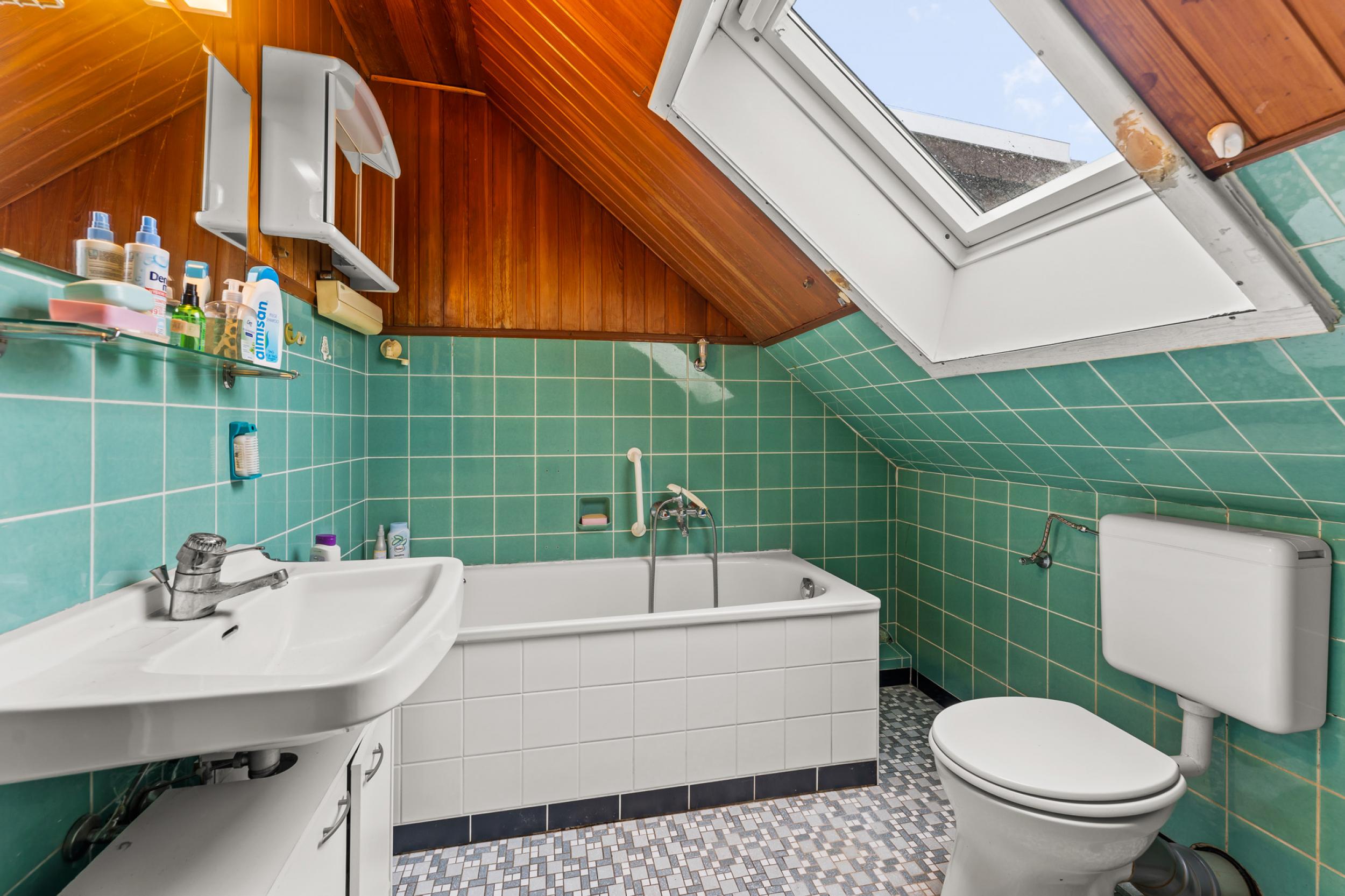 Langen - Sanierungsbedürftiges Reihenmittelhaus in beliebter ruhiger Lage - Badezimmer