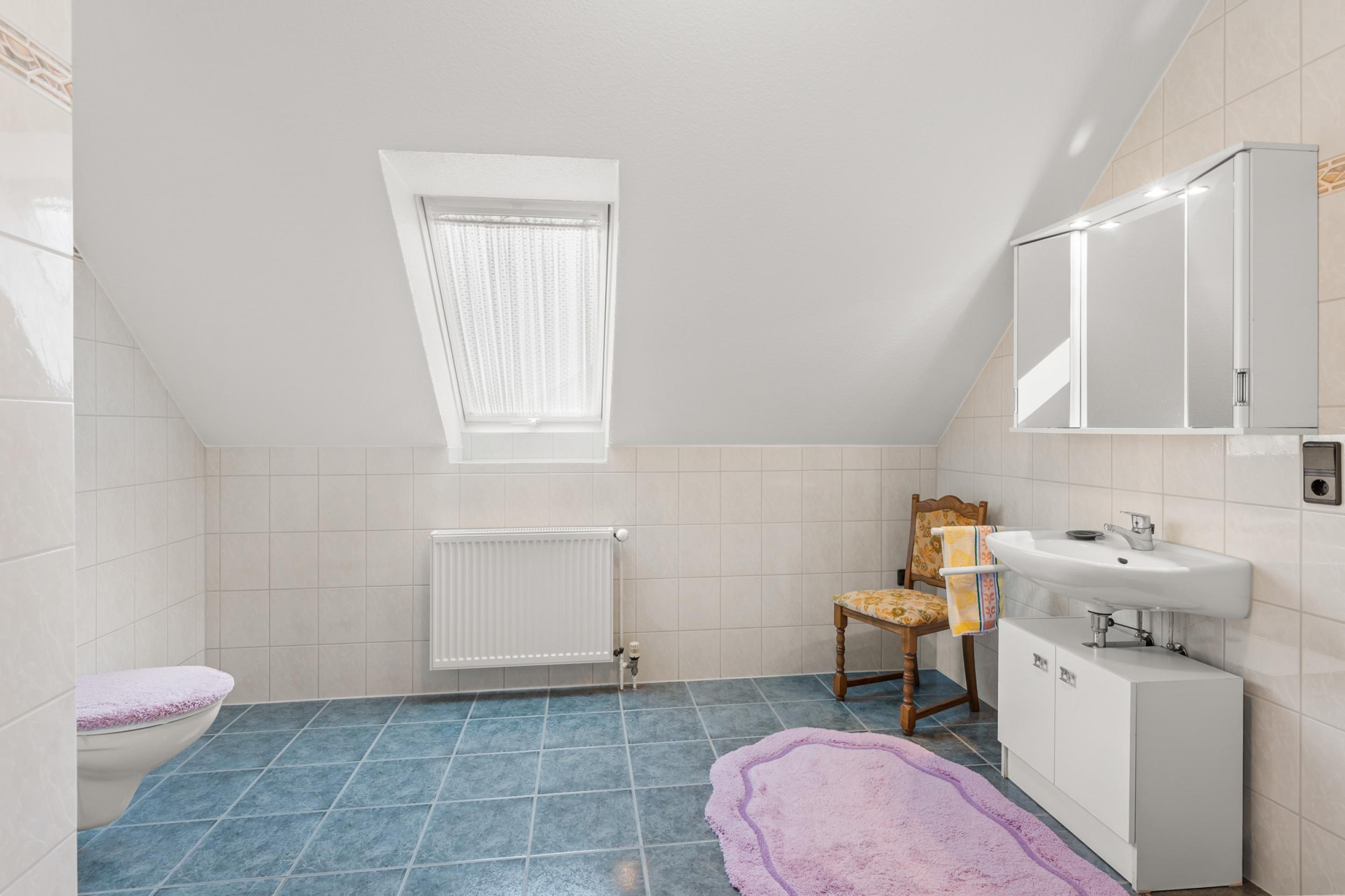 Beverstedt - Repräsentativer Winkelbungalow in ruhiger Wohnlage – ein Zuhause zum Wohlfühlen - Duschbad Dachgeschoss