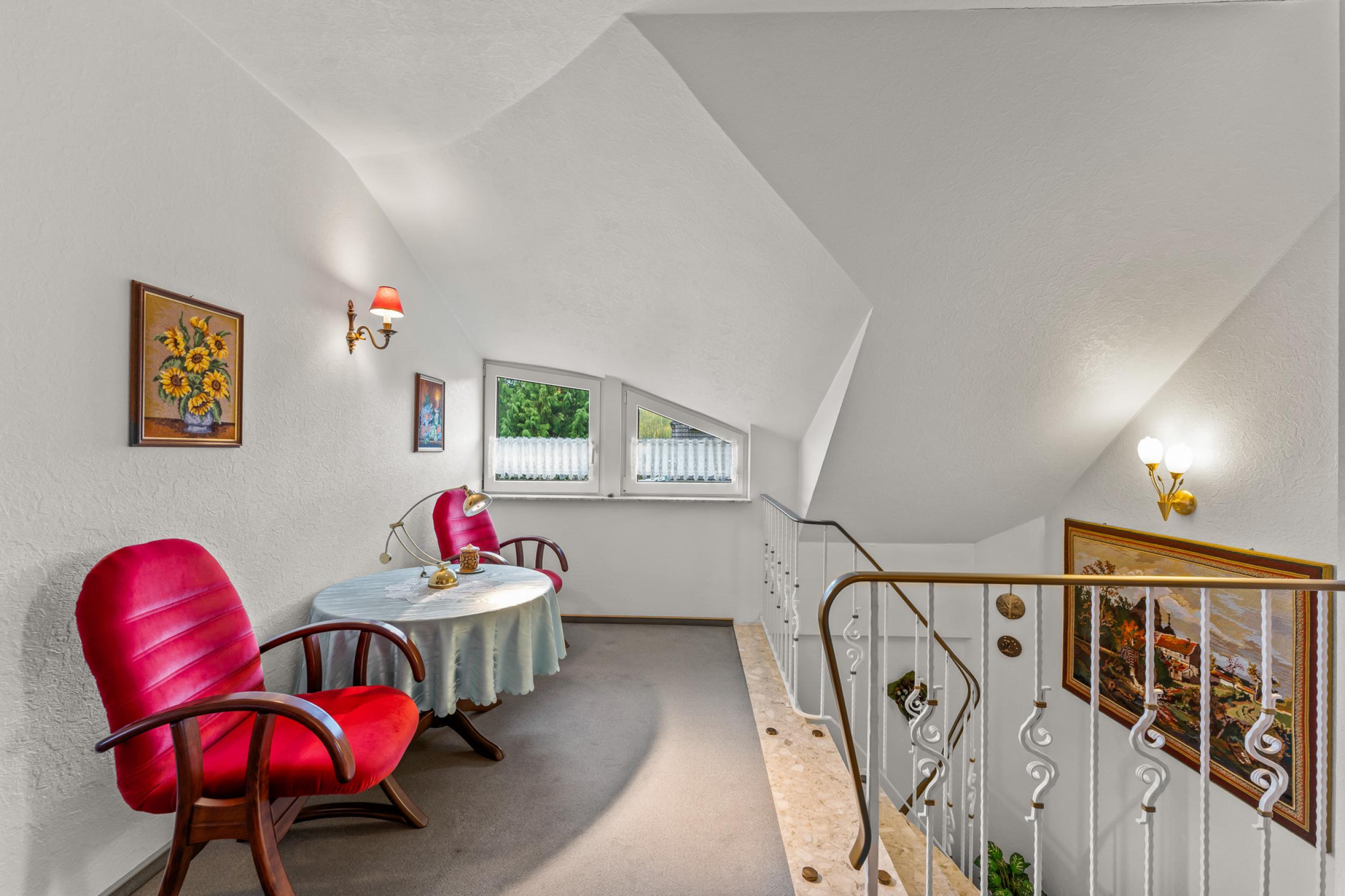 Beverstedt - Repräsentativer Winkelbungalow in ruhiger Wohnlage – ein Zuhause zum Wohlfühlen - Flur Dachgeschoss