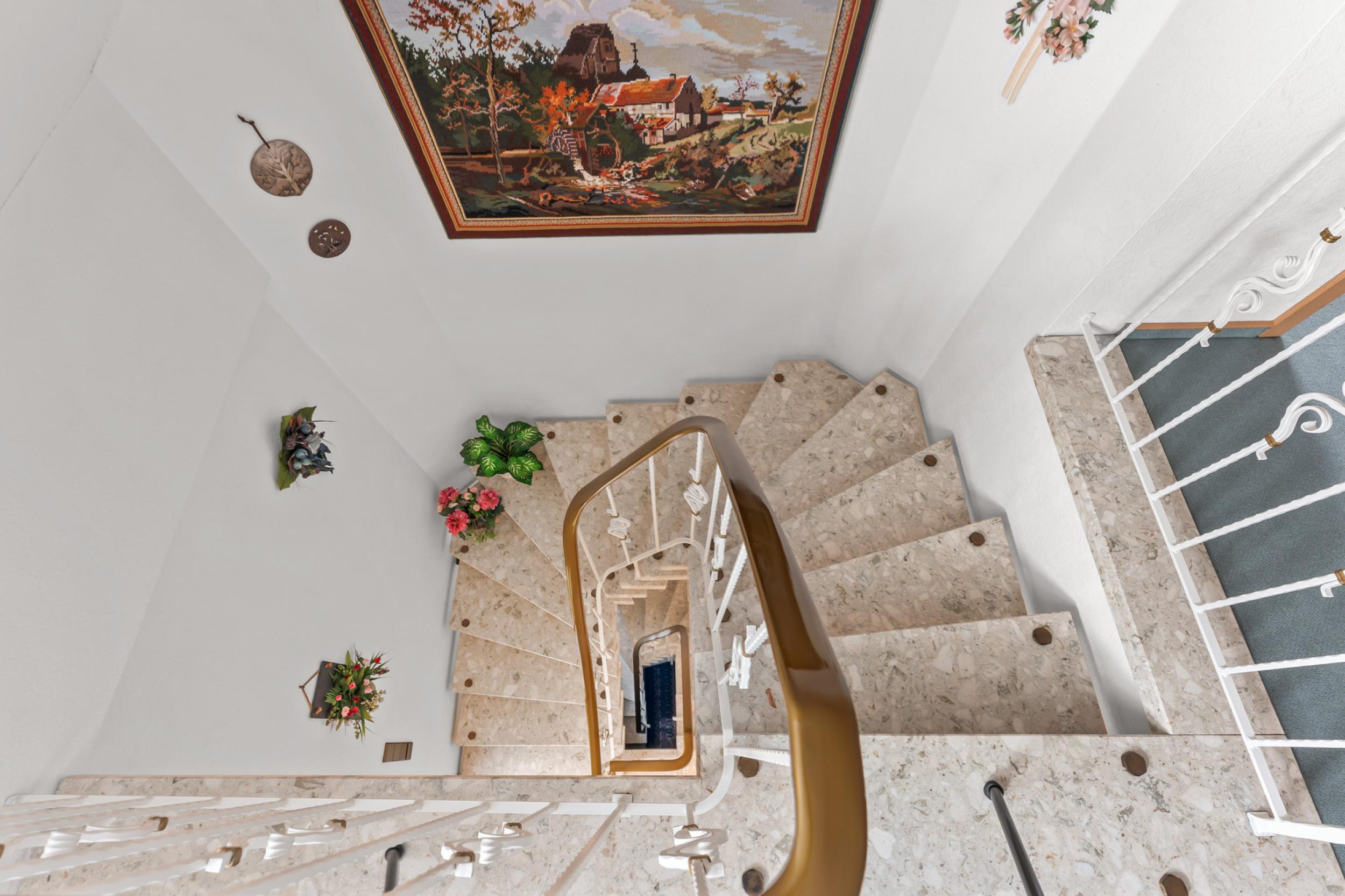 Beverstedt - Repräsentativer Winkelbungalow in ruhiger Wohnlage – ein Zuhause zum Wohlfühlen - Treppenaufgang