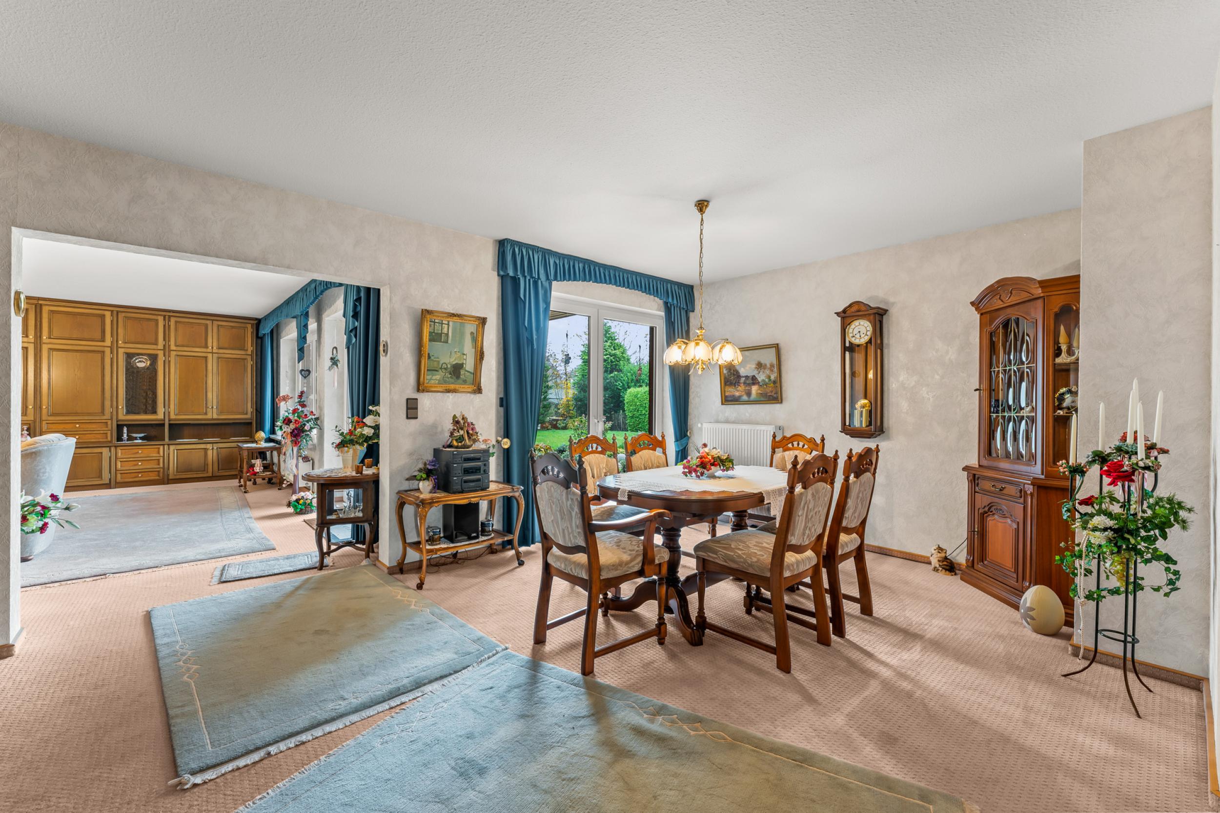 Beverstedt - Repräsentativer Winkelbungalow in ruhiger Wohnlage – ein Zuhause zum Wohlfühlen - Blick vom Esszimmer in den Wohnbereich