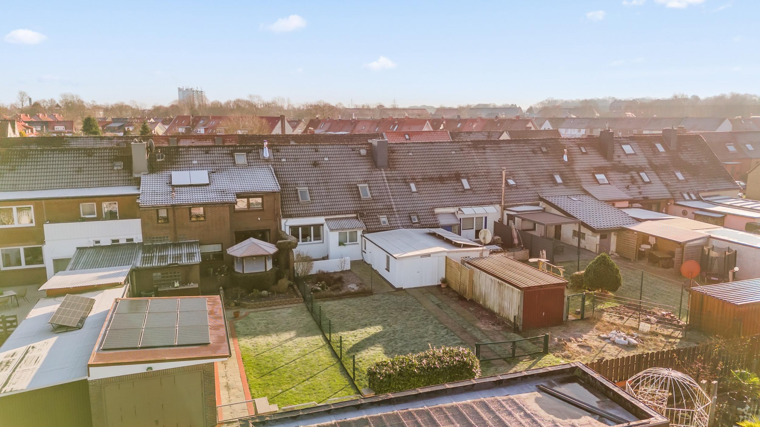 Geestemünde - Modernisiertes Reihenmittelhaus in ruhiger Lage - Drohnenansicht