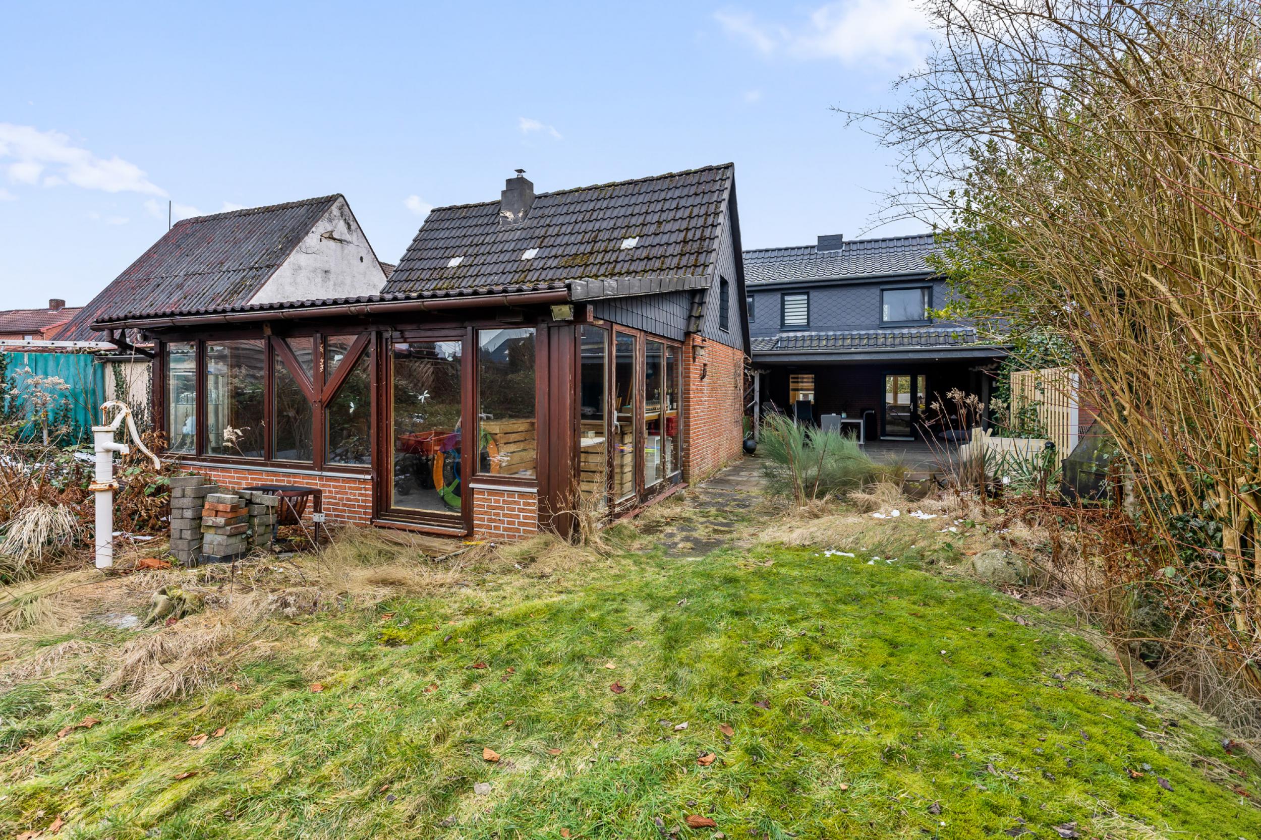 Surheide - Charmante Doppelhaushälfte mit Nebengelass und großem Grundstück - Rückansicht