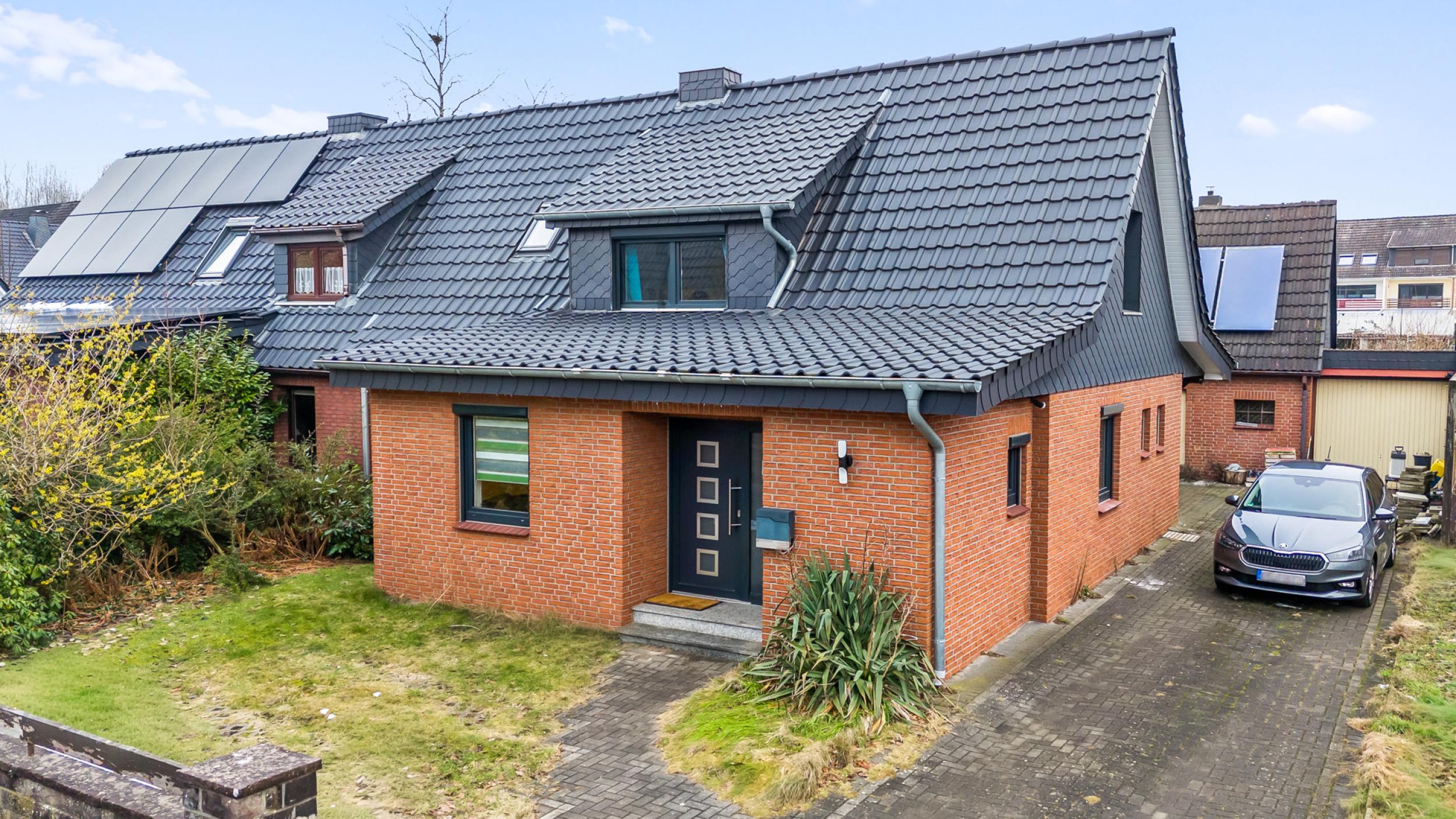 Surheide - Charmante Doppelhaushälfte mit Nebengelass und großem Grundstück - Titelbild