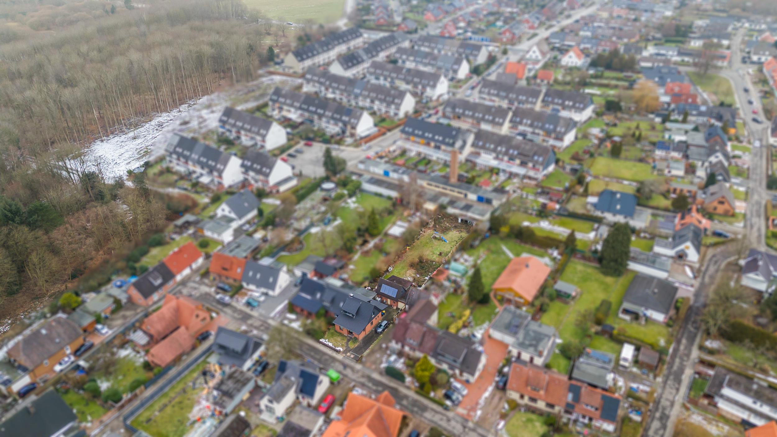 Surheide - Charmante Doppelhaushälfte mit Nebengelass und großem Grundstück - Luftaufnahme