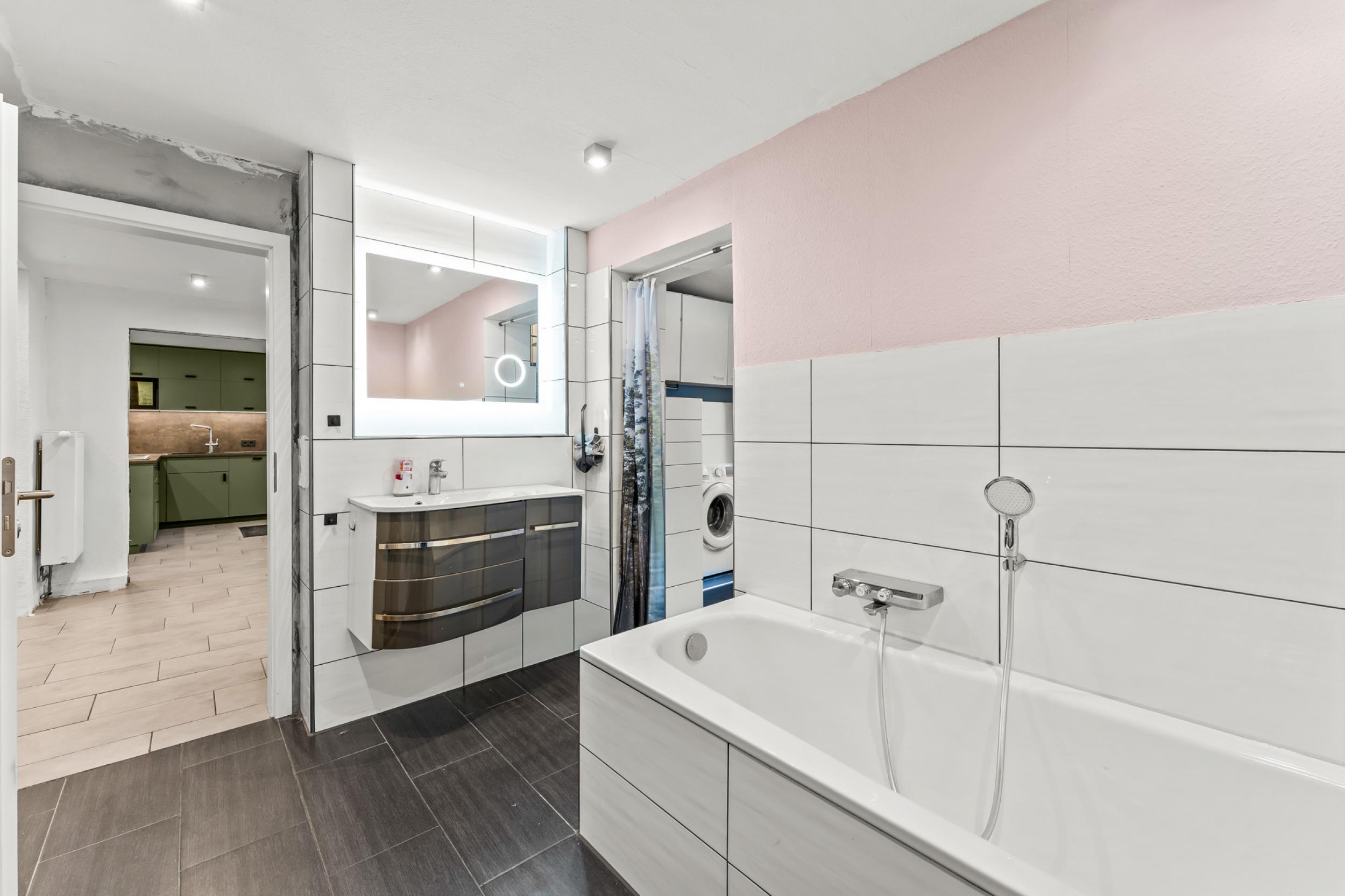 Surheide - Charmante Doppelhaushälfte mit Nebengelass und großem Grundstück - Badezimmer