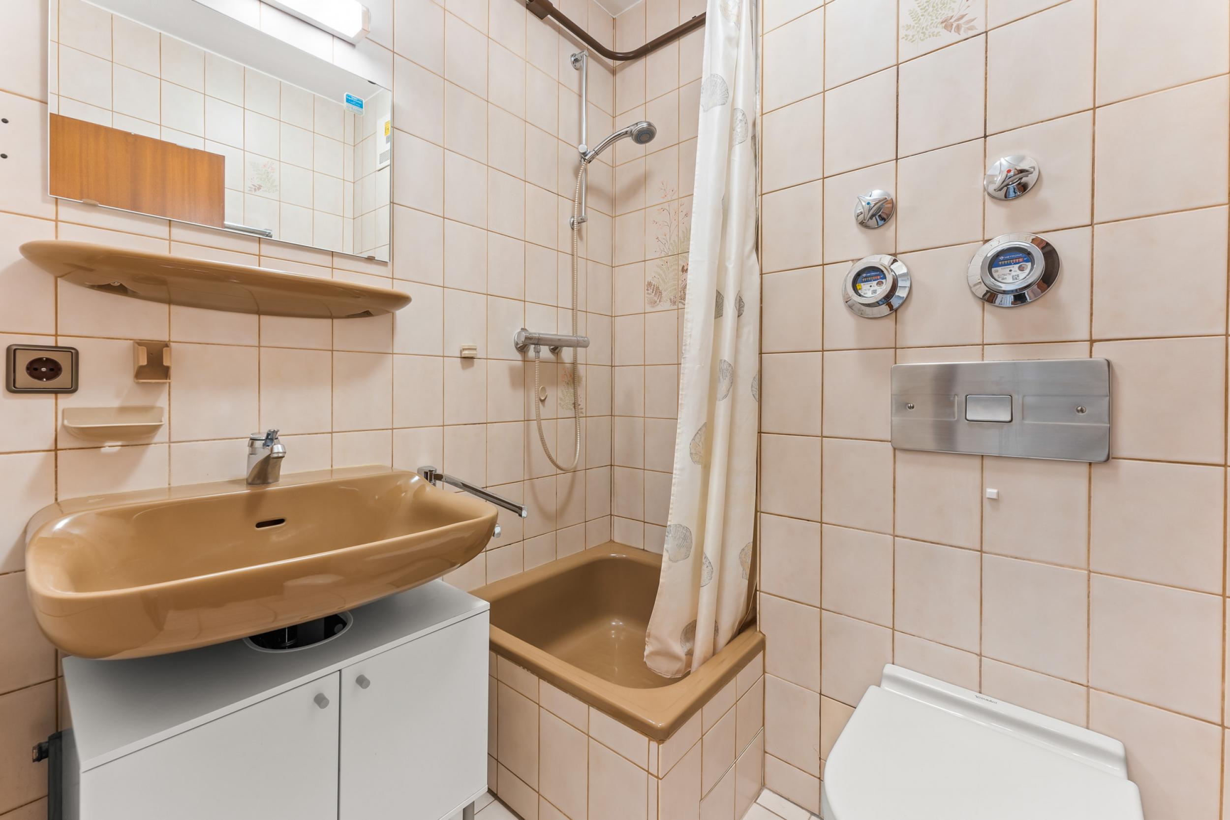 Döse - Renditestarke Ferienwohnung direkt am Nordseestrand - Badezimmer