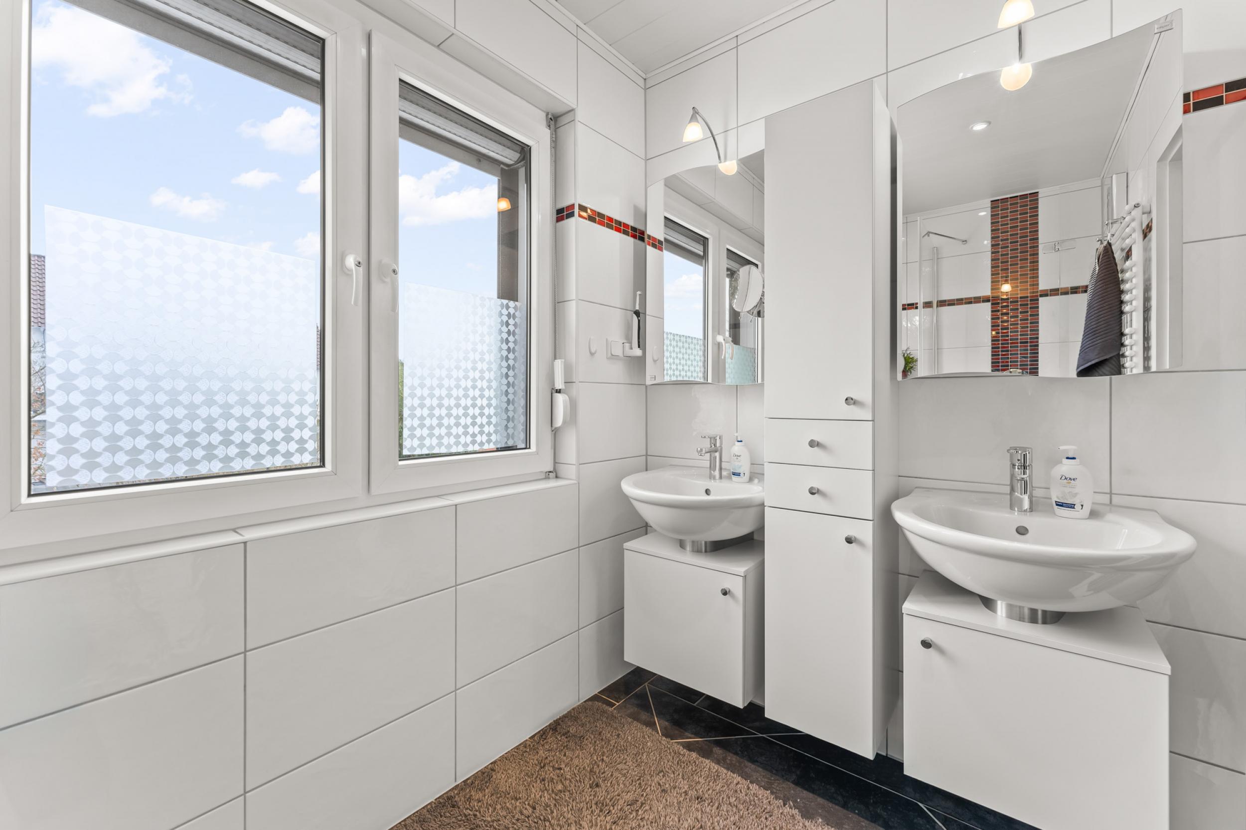 Speckenbüttel - Geräumige Doppelhaushälfte in Parknähe - Bad (1.OG)