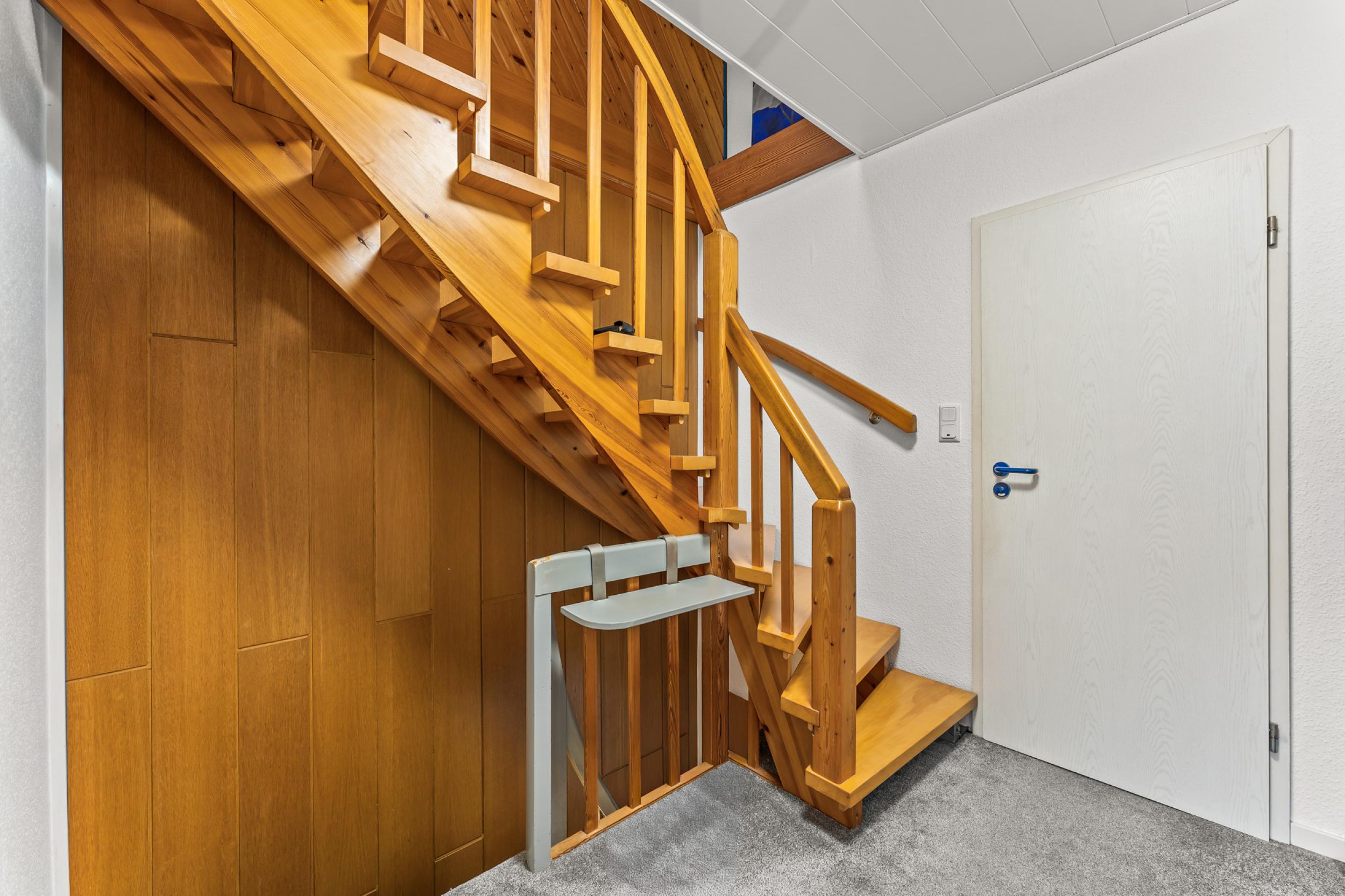 Speckenbüttel - Geräumige Doppelhaushälfte in Parknähe - Treppe zum Dachgeschoss