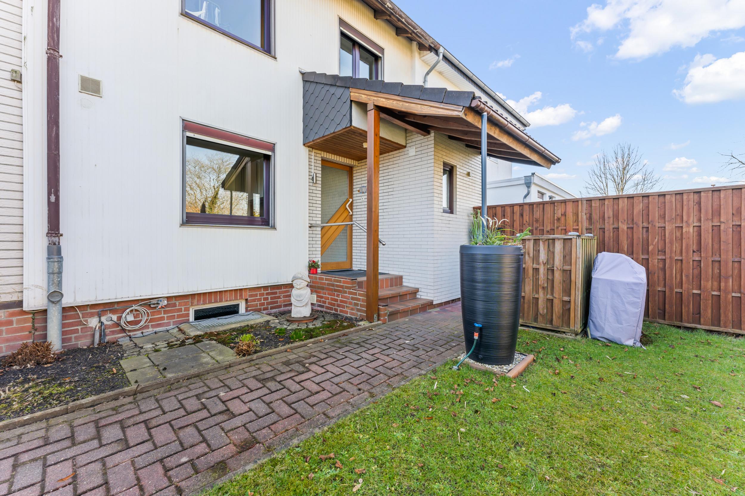 Speckenbüttel - Geräumige Doppelhaushälfte in Parknähe - Eingangsbereich