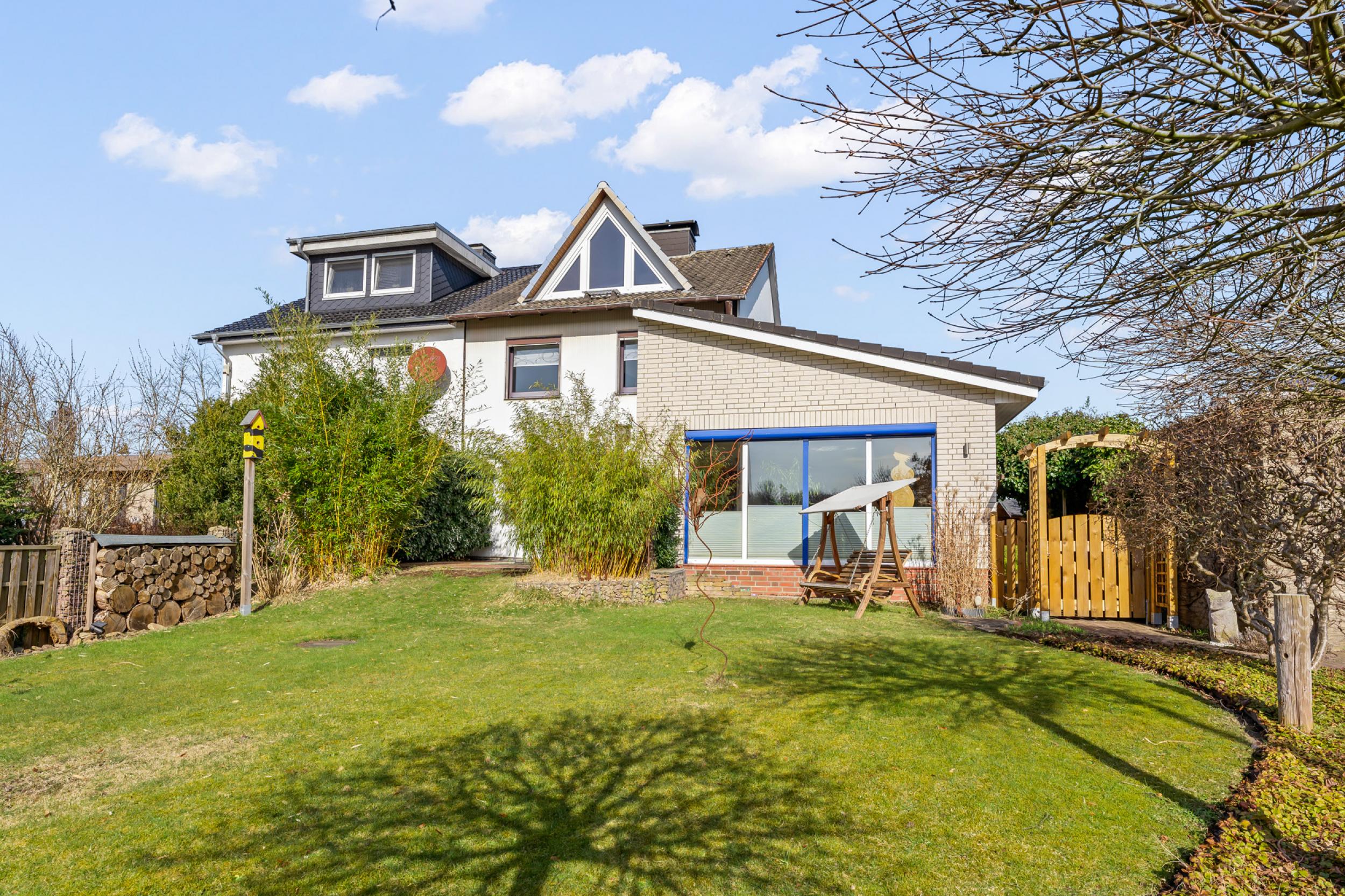 Speckenbüttel - Geräumige Doppelhaushälfte in Parknähe - Frontansicht