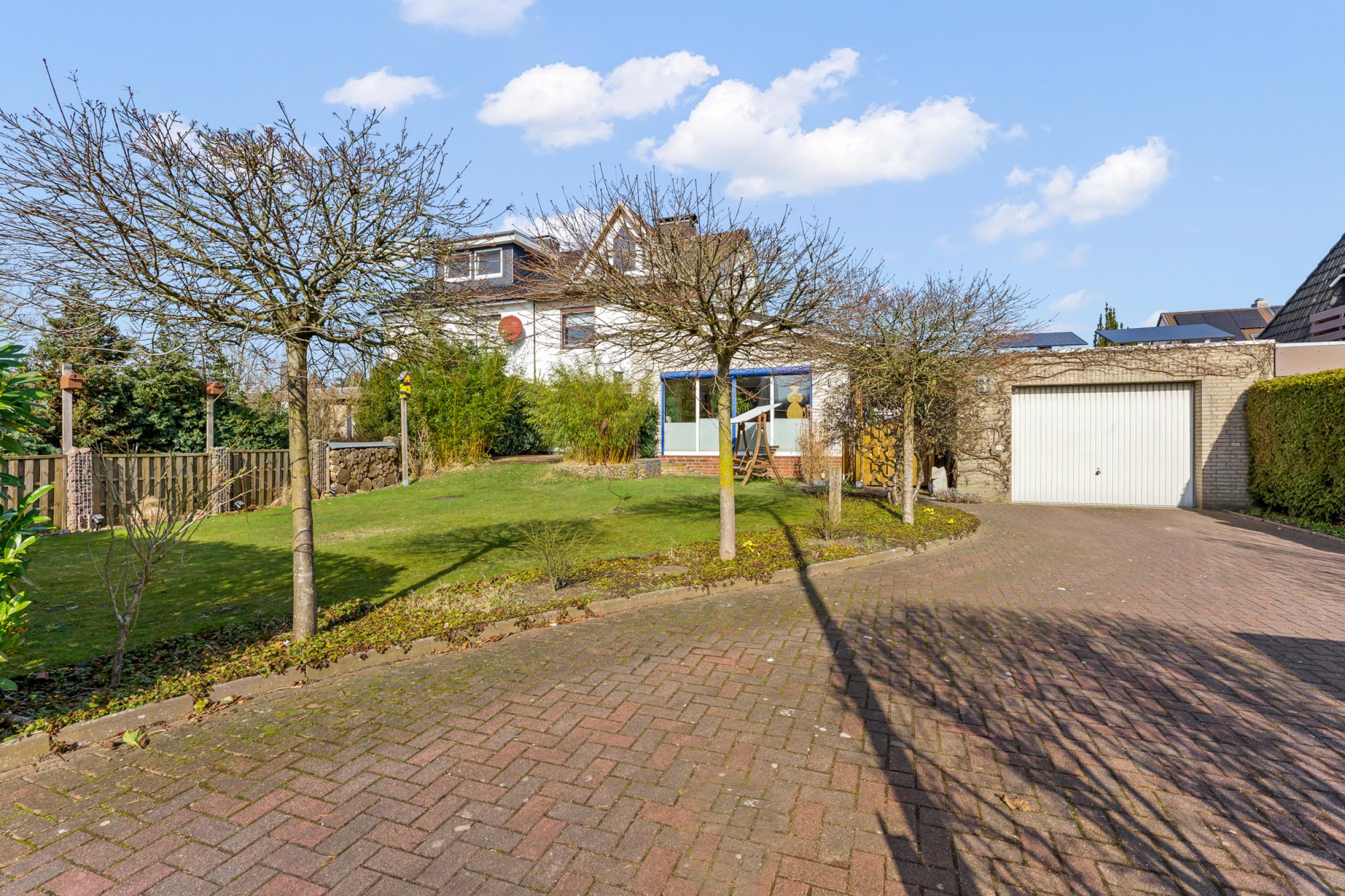 Speckenbüttel - Geräumige Doppelhaushälfte in Parknähe - Auffahrt