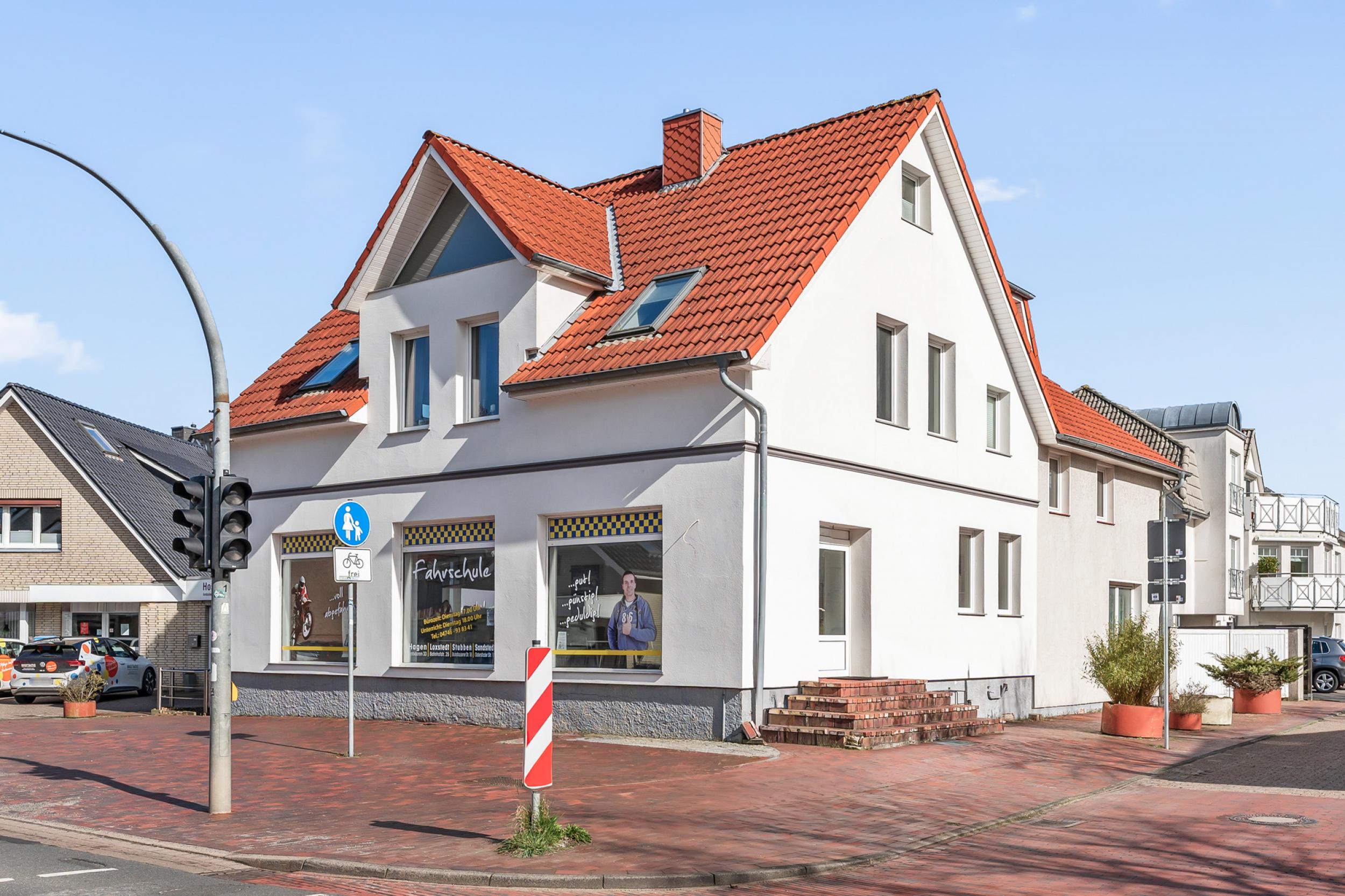 Loxstedt - Lichtdurchflutete 3-Zimmer-Maisonettewohnung im Ortszentrum - Frontansicht