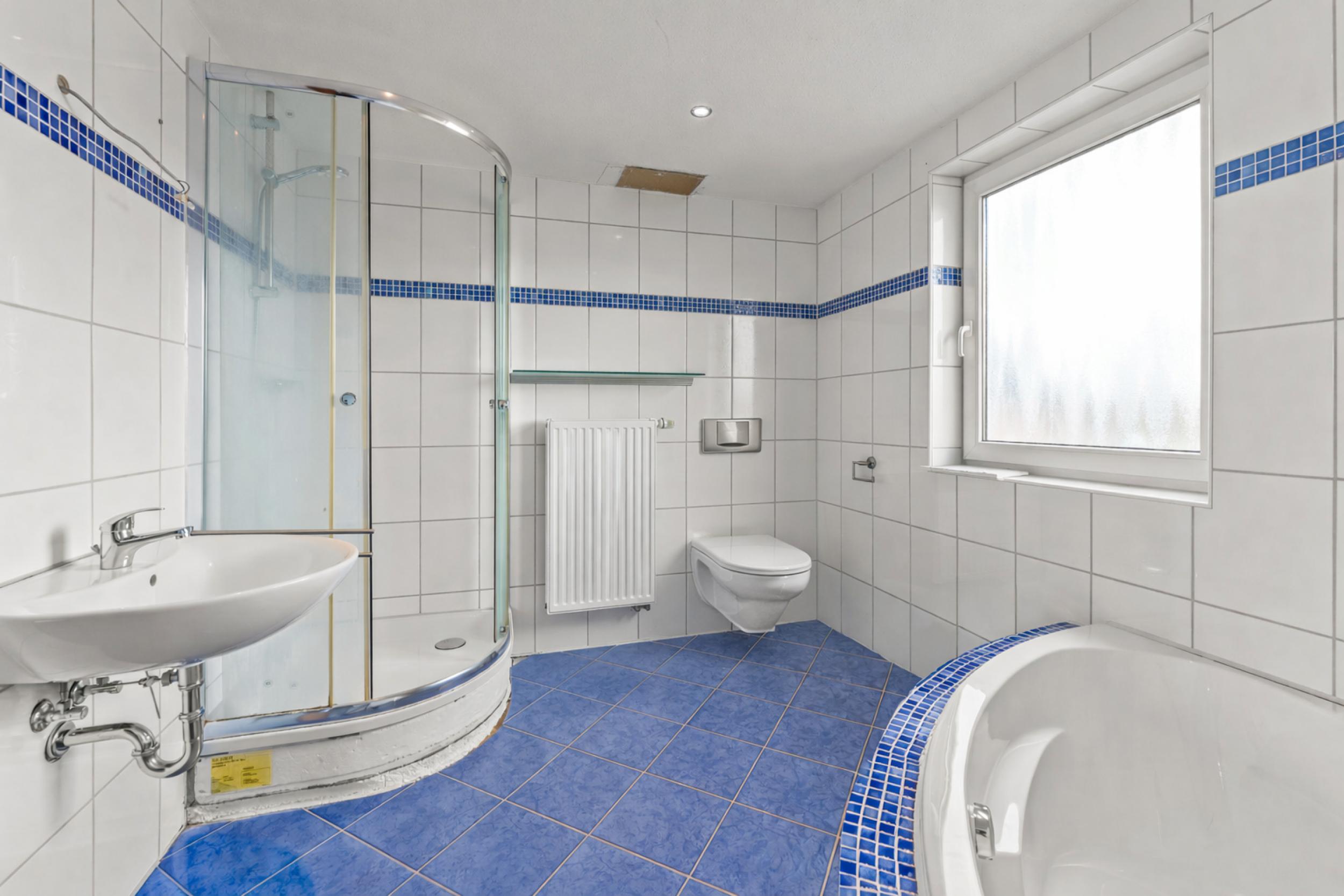 Loxstedt - Lichtdurchflutete 3-Zimmer-Maisonettewohnung im Ortszentrum - Badezimmer (KI-genereiert)