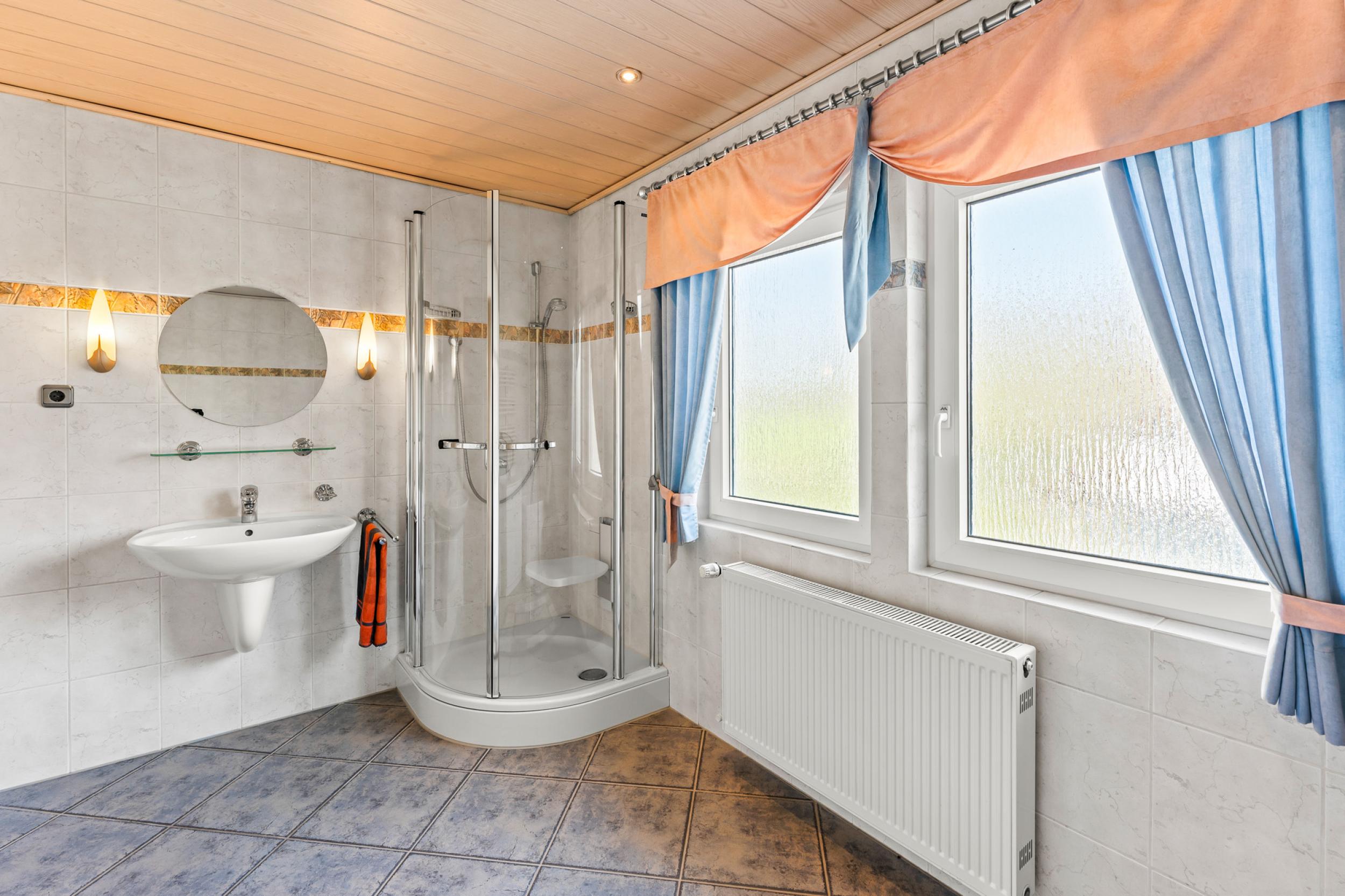 Schiffdorf - Familienfreundliches Einfamilienhaus in traumhafter Lage - Badezimmer Dachgeschoss