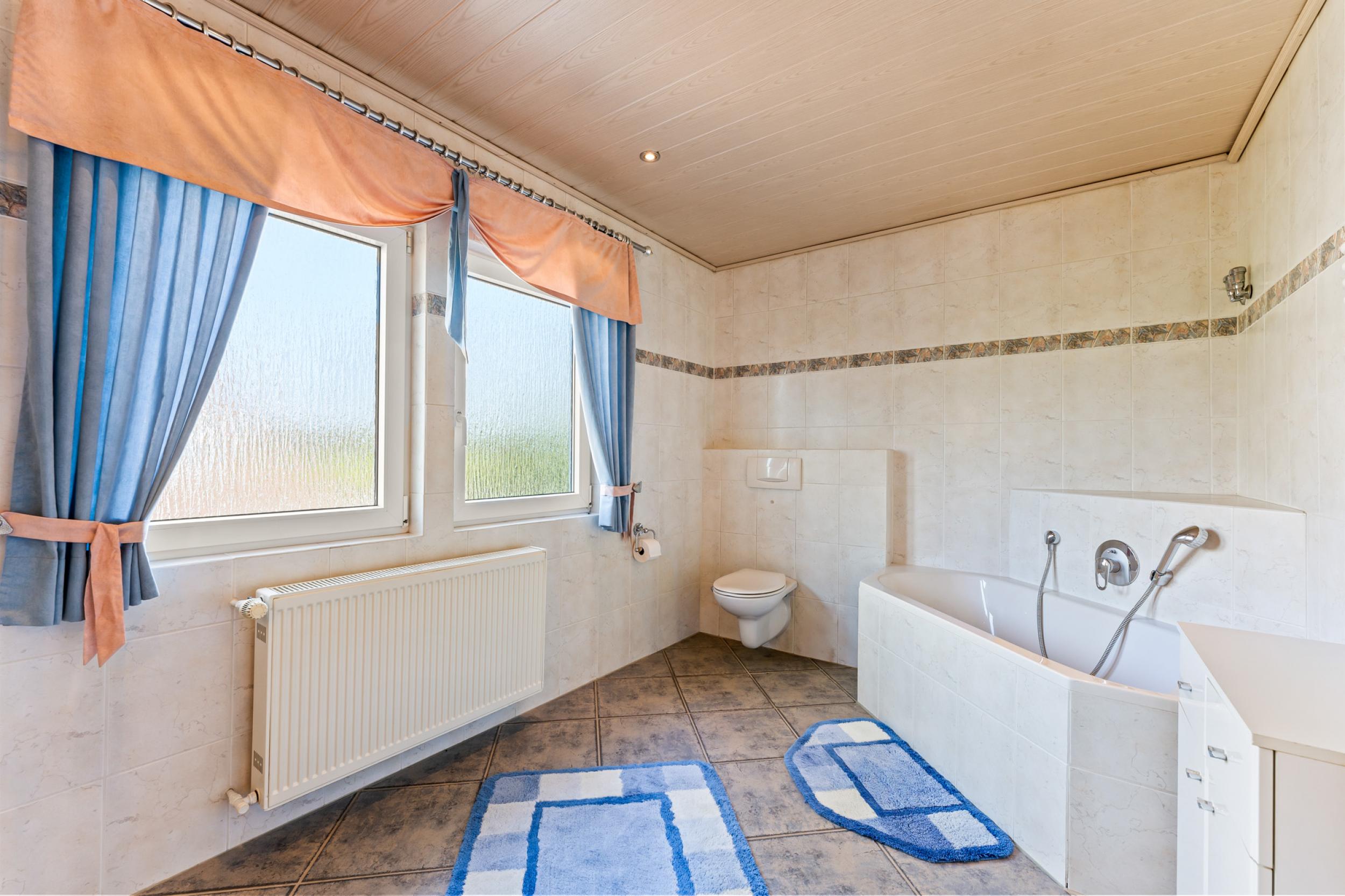 Schiffdorf - Familienfreundliches Einfamilienhaus in traumhafter Lage - Badezimmer Dachgeschoss