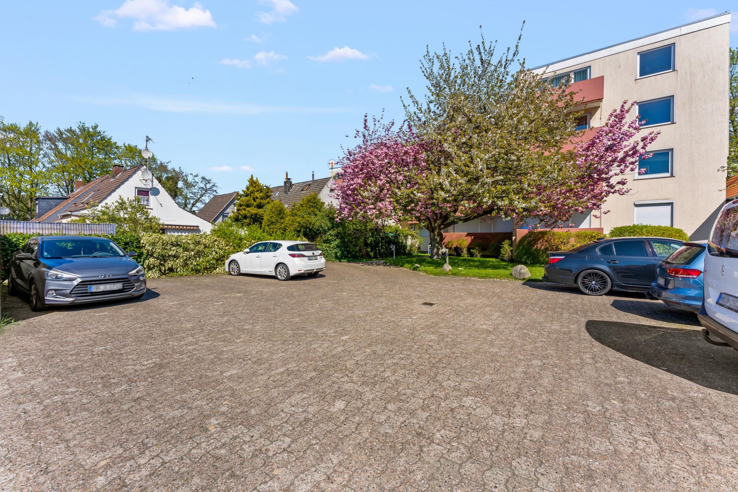 Klushof - Solide 3-Zimmereigentumswohnung in zentraler Lage - Parkplatz/Rückansicht