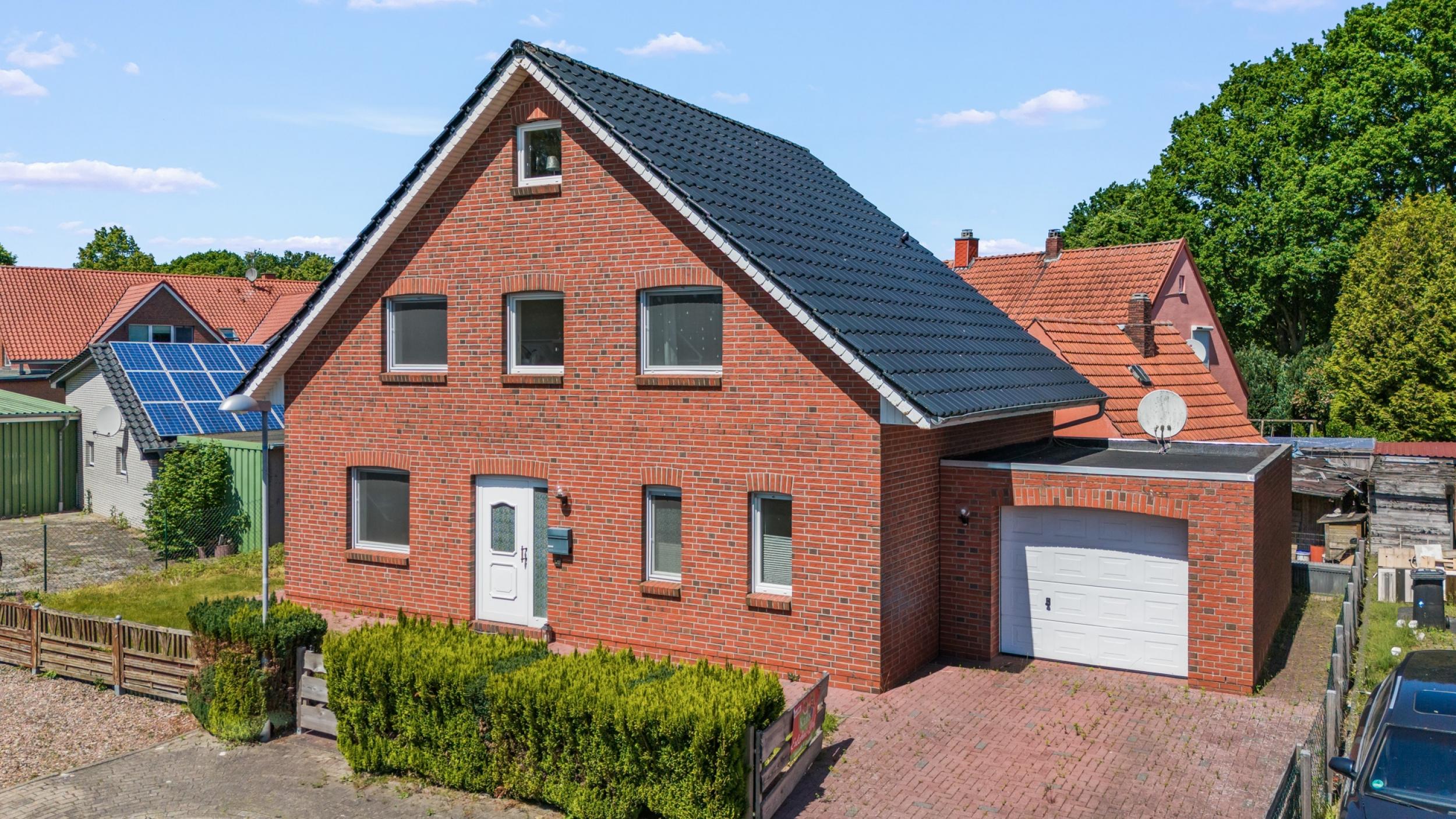 Loxstedt - Modernes KfW-60-Einfamilienhaus mit Erdwärme, Garage und pflegeleichtem Grundstück - Frontansicht