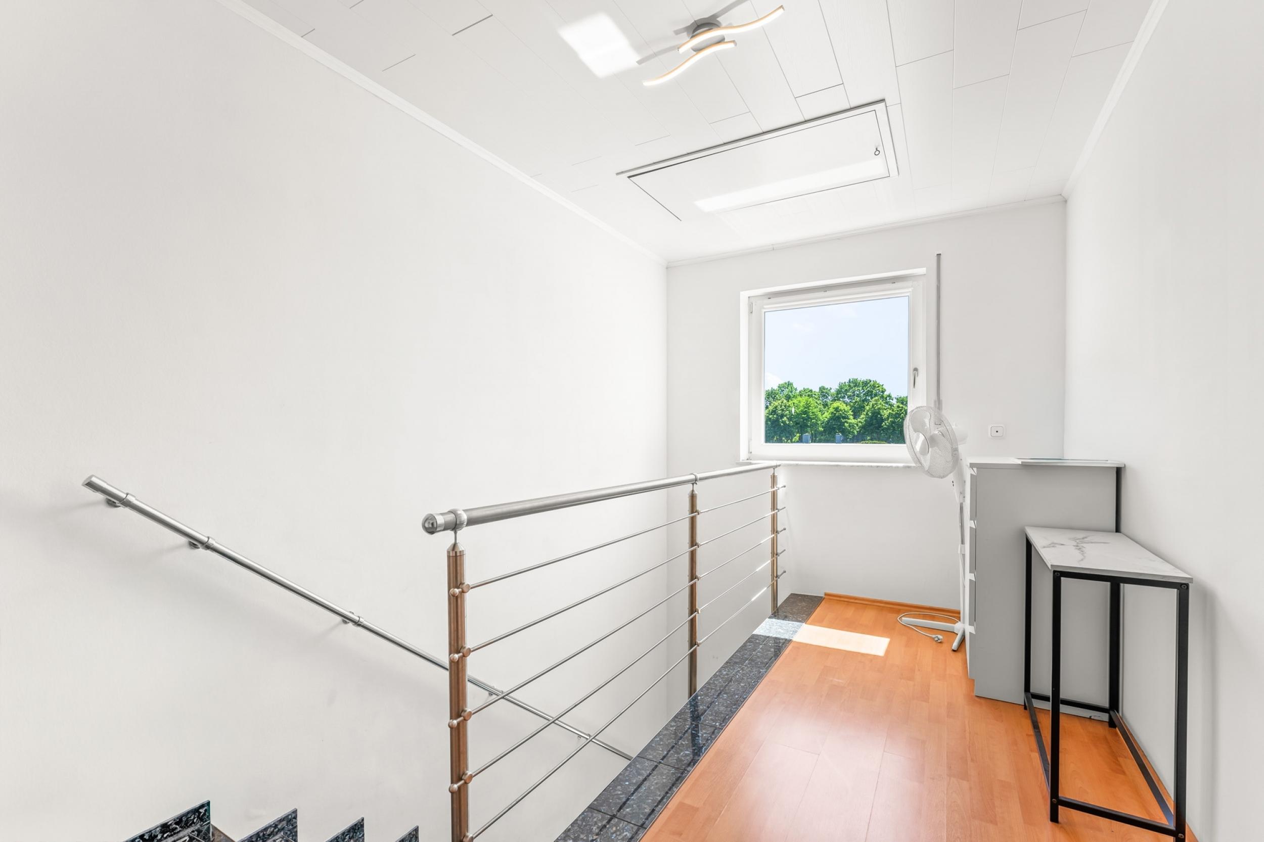 Loxstedt - Modernes KfW-60-Einfamilienhaus mit Erdwärme, Garage und pflegeleichtem Grundstück - Flur DG