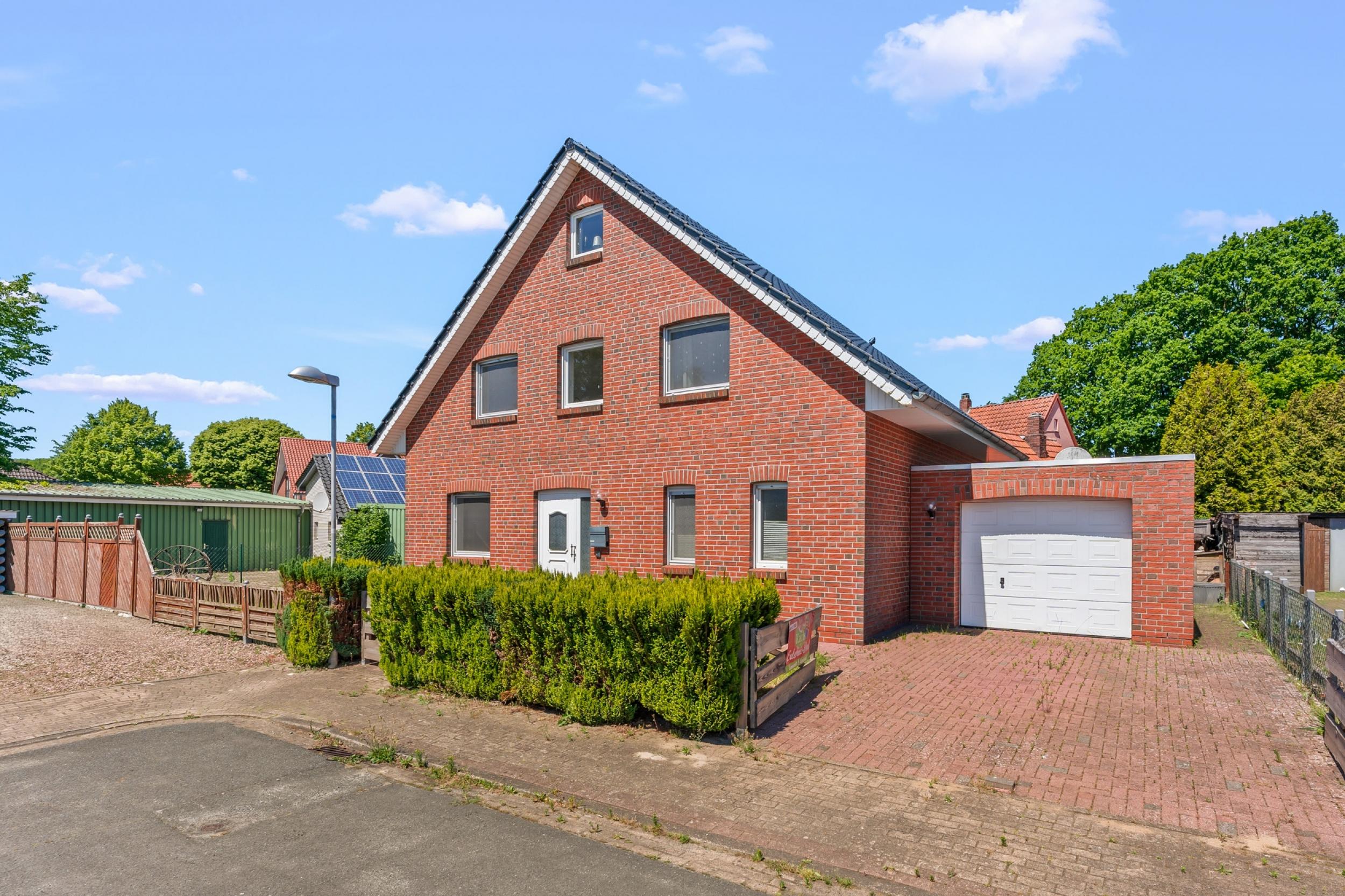 Loxstedt - Modernes KfW-60-Einfamilienhaus mit Erdwärme, Garage und pflegeleichtem Grundstück - Frontansicht