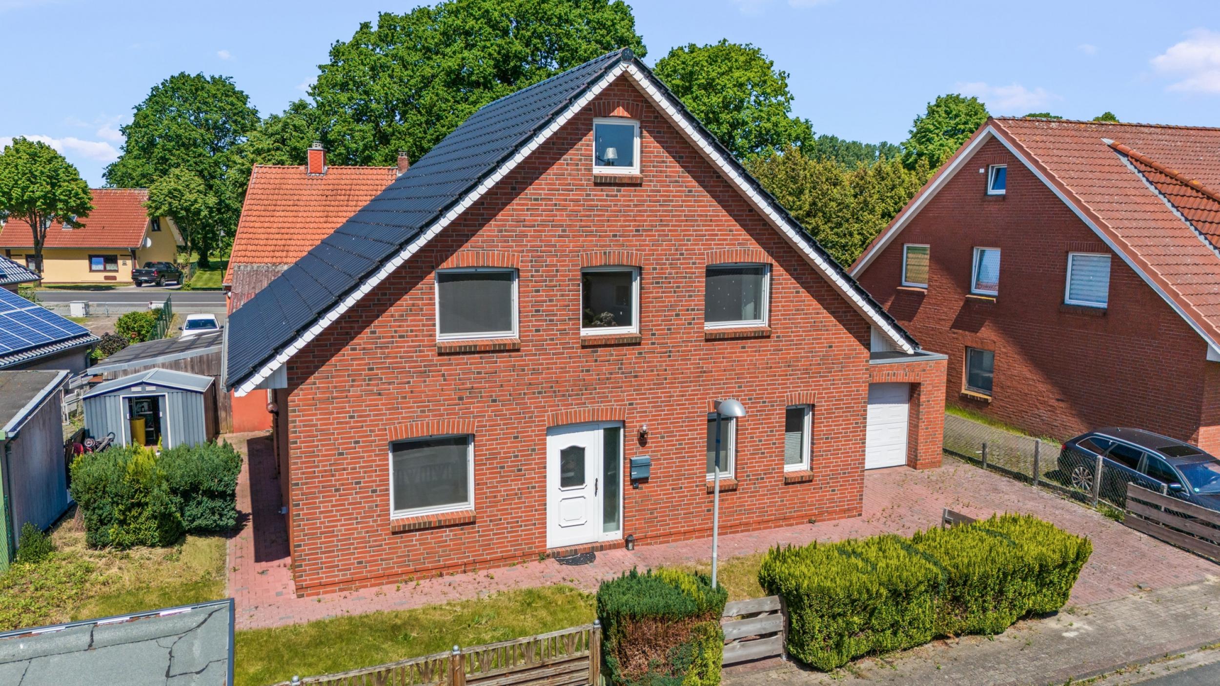 Loxstedt - Modernes KfW-60-Einfamilienhaus mit Erdwärme, Garage und pflegeleichtem Grundstück - Frontansicht