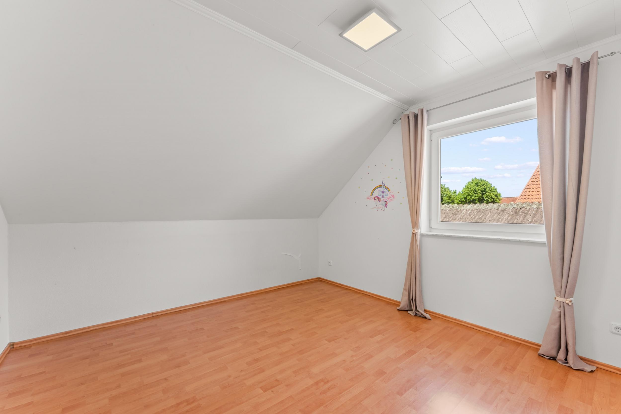 Loxstedt - Modernes KfW-60-Einfamilienhaus mit Erdwärme, Garage und pflegeleichtem Grundstück - Kinder-/Gästezimmer