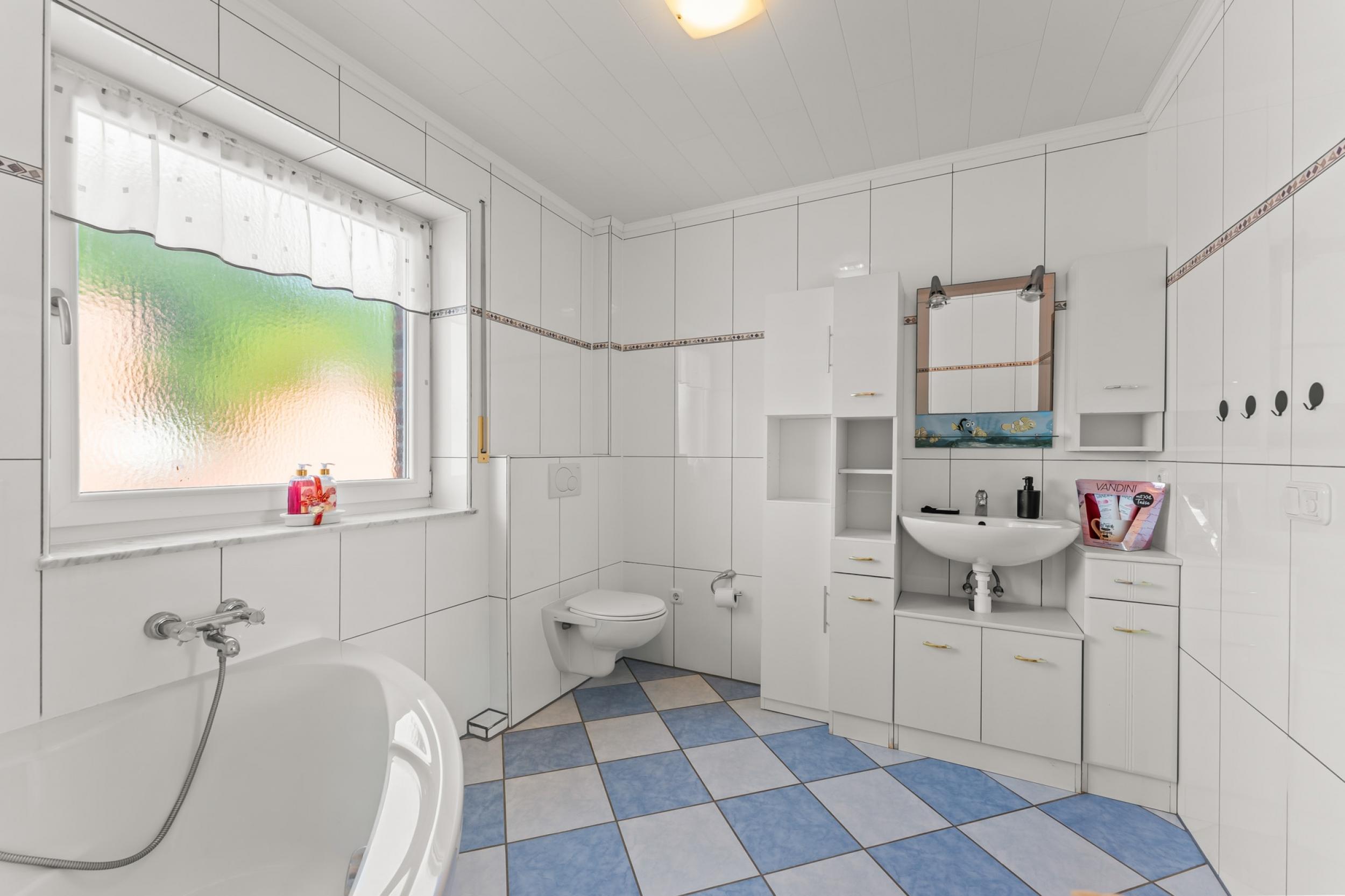 Loxstedt - Modernes KfW-60-Einfamilienhaus mit Erdwärme, Garage und pflegeleichtem Grundstück - Badezimmer DG