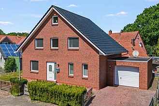 Loxstedt - Modernes KfW-60-Einfamilienhaus mit Erdwärme, Garage und pflegeleichtem Grundstück - Frontansicht