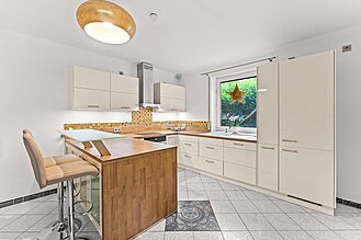 Surheide - Zweifamilienhaus als Mehrgenerationshaus oder Kapitalanlage - Einbauküche