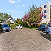 Klushof - Solide 3-Zimmereigentumswohnung in zentraler Lage - Parkplatz/Rückansicht