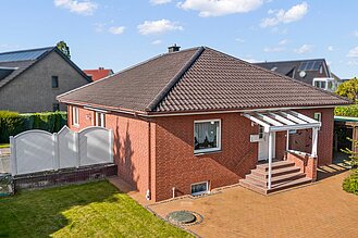 Schierholz - Solider Walmdachbungalow mit zusätzlichem Siedlungshaus - Frontansicht - Bungalow