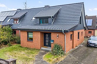 Surheide - Charmante Doppelhaushälfte mit Nebengelass und großem Grundstück - Titelbild