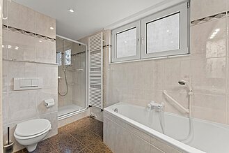 Burglesum - Attraktive Hochparterrewohnung mit großer Sonnenterrasse - Bad